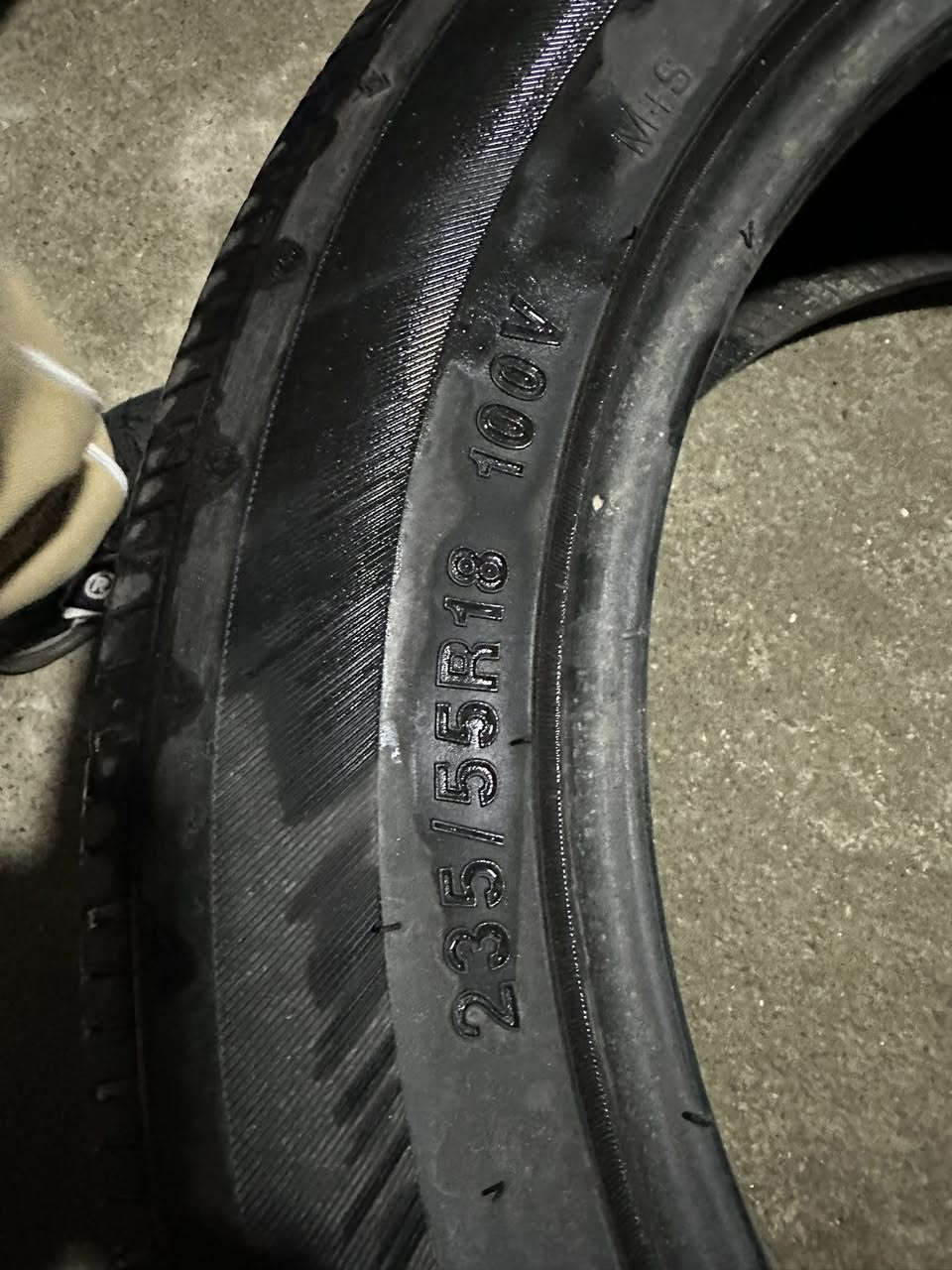 زوج تايرات صيني دره جه اول 
حجم ٢٣٥/٥٥/١٨
نضيف 
سعر ٥٠ الف قفل 
انتاج ٢٤ اسبوع ٣٨
توصيل موجود 
رقم واتساب ***********
