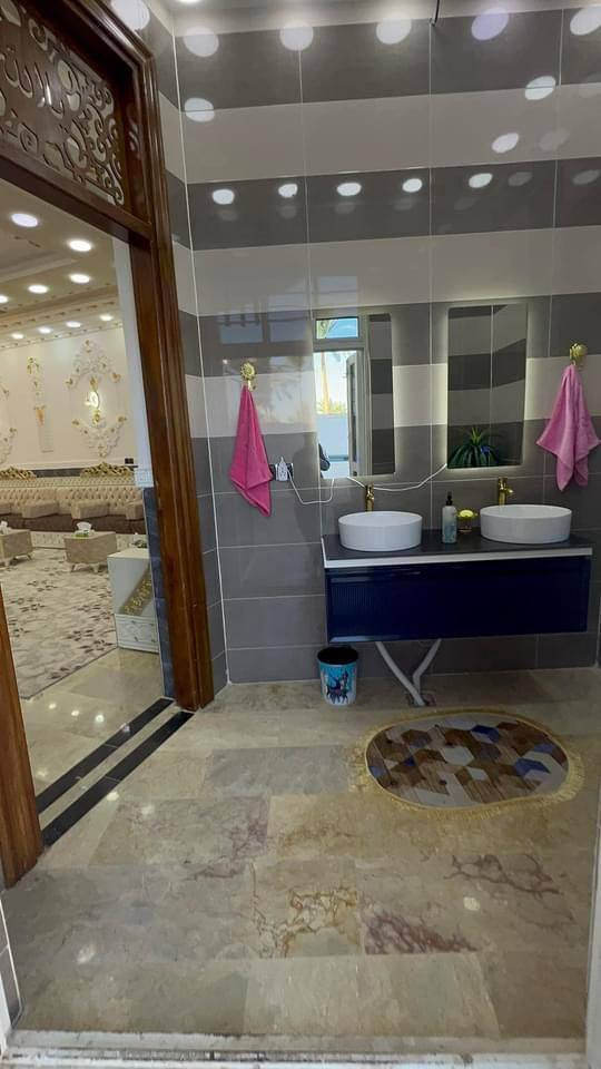 سلام عليكم يوجد بيت مساحه 600 متر يحتوي ٤ غرف نوم واستقبال ومطبخ وصحيات ومضيف طابو زراعي سند ٢٥ تحويل بسم المشتري مباشر العنوان بغداد الراشديه المراسمه الاتصال على الرقم *********** التفاصيل داخل الفيديو
