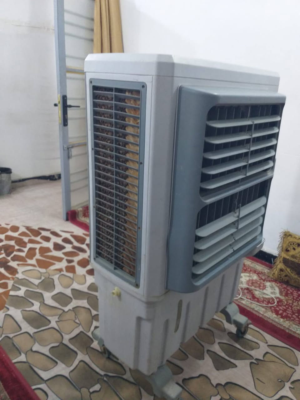 مبرده مستخدمه بس العام قبل الشته ب3 اسابيع نضيفه كلش سعرها 95
***********
