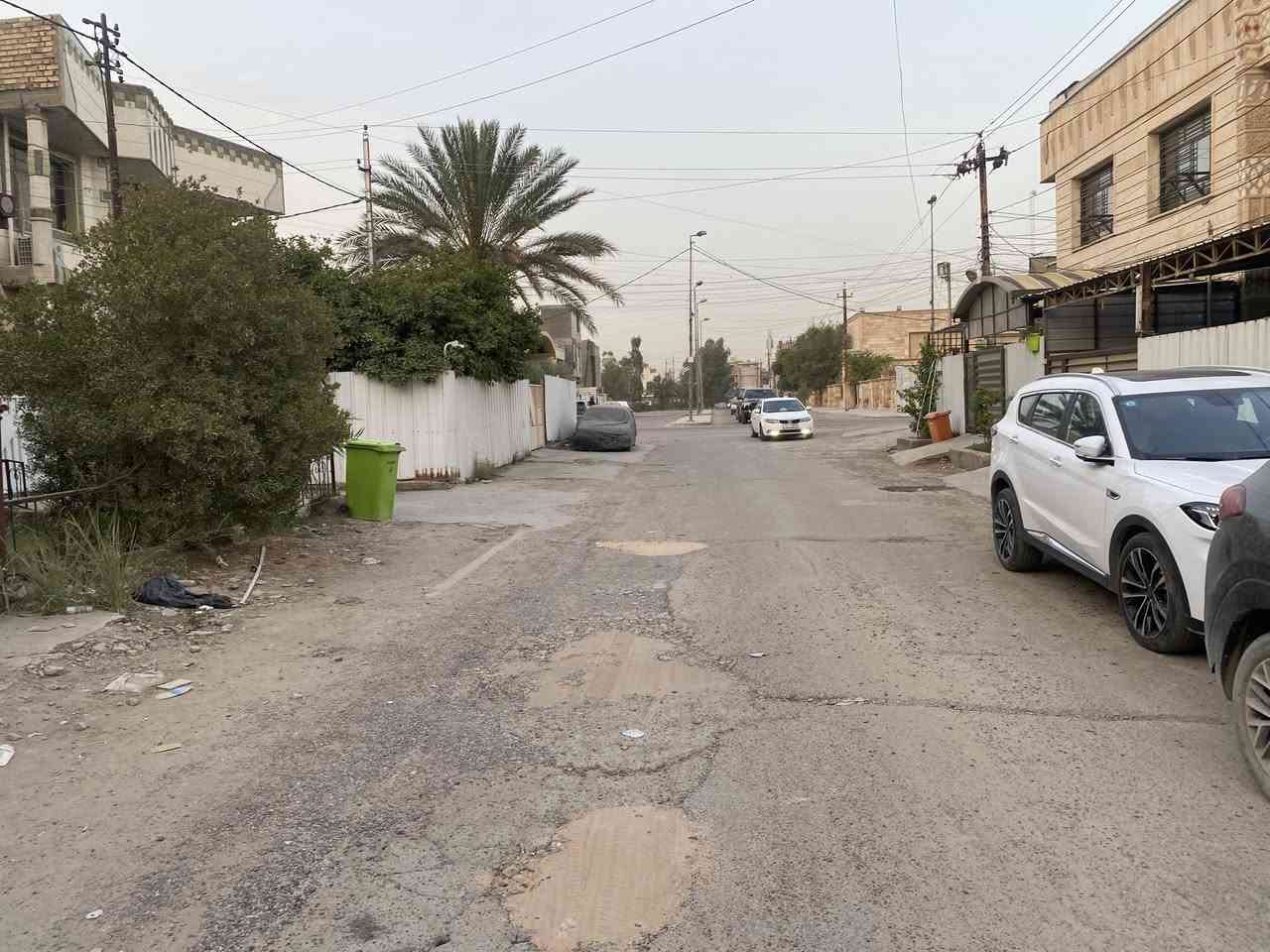 السلام عليكم دار للبيع المساحه 150 متر واجه 10 نزال 15 يحتوي على ثلاث غرف نوم واربع حمامات واستقبال ومطبخ وكراج كبير العنوان بغداد -العامريه- قرب ملجا العامريه للاستفسار الاتصال بالرقم *********** او مراجعة مكتب المدينه للعقار في العامريه شارع المضيف قرب جامع ملوكي
