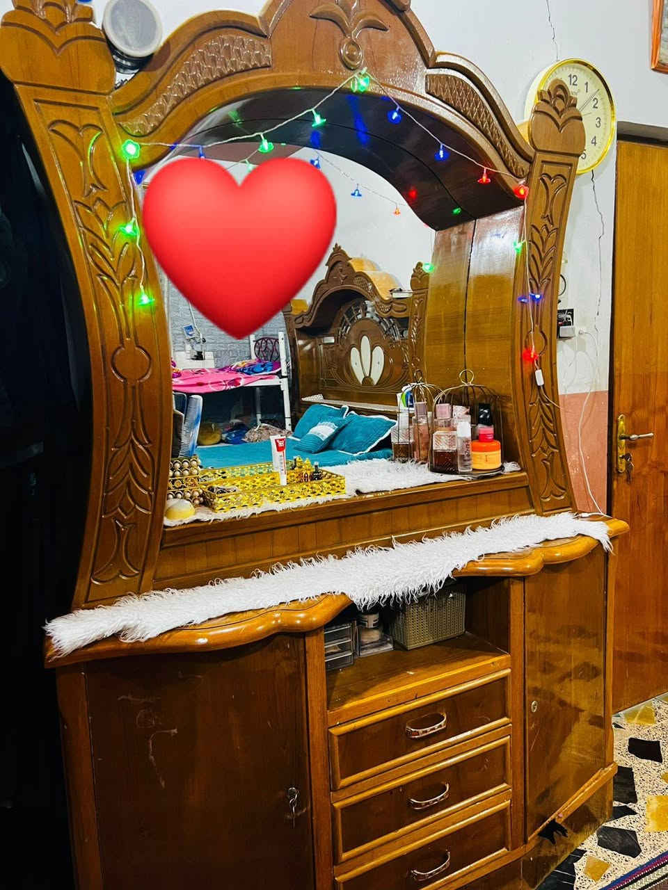 ***********
ميز تواليت مع تاج جربايه مستعملات شي قليل للبيع
