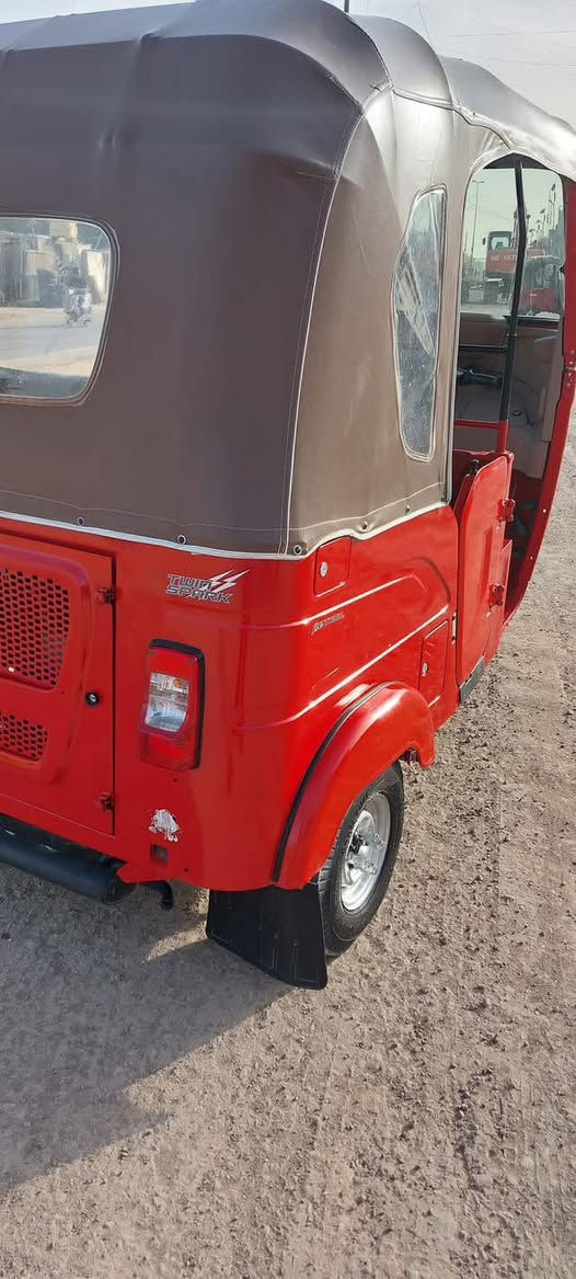 السلام عليكم تك تك للبيع السعر مليون و200
***********
