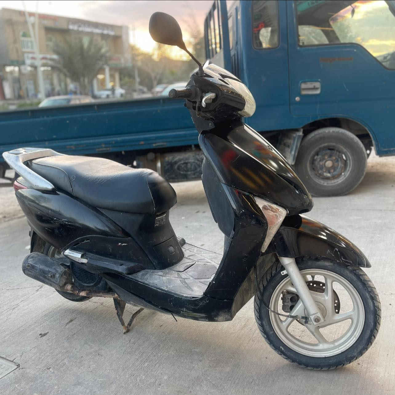 ليدي حديث 2017 لون اسود نظافته حلوة الماطور من اخذته جيكته ما مفتوح والحمدلله لحد هسة السعر 700 الف وبي مجال *********** رقمي واتس اب
