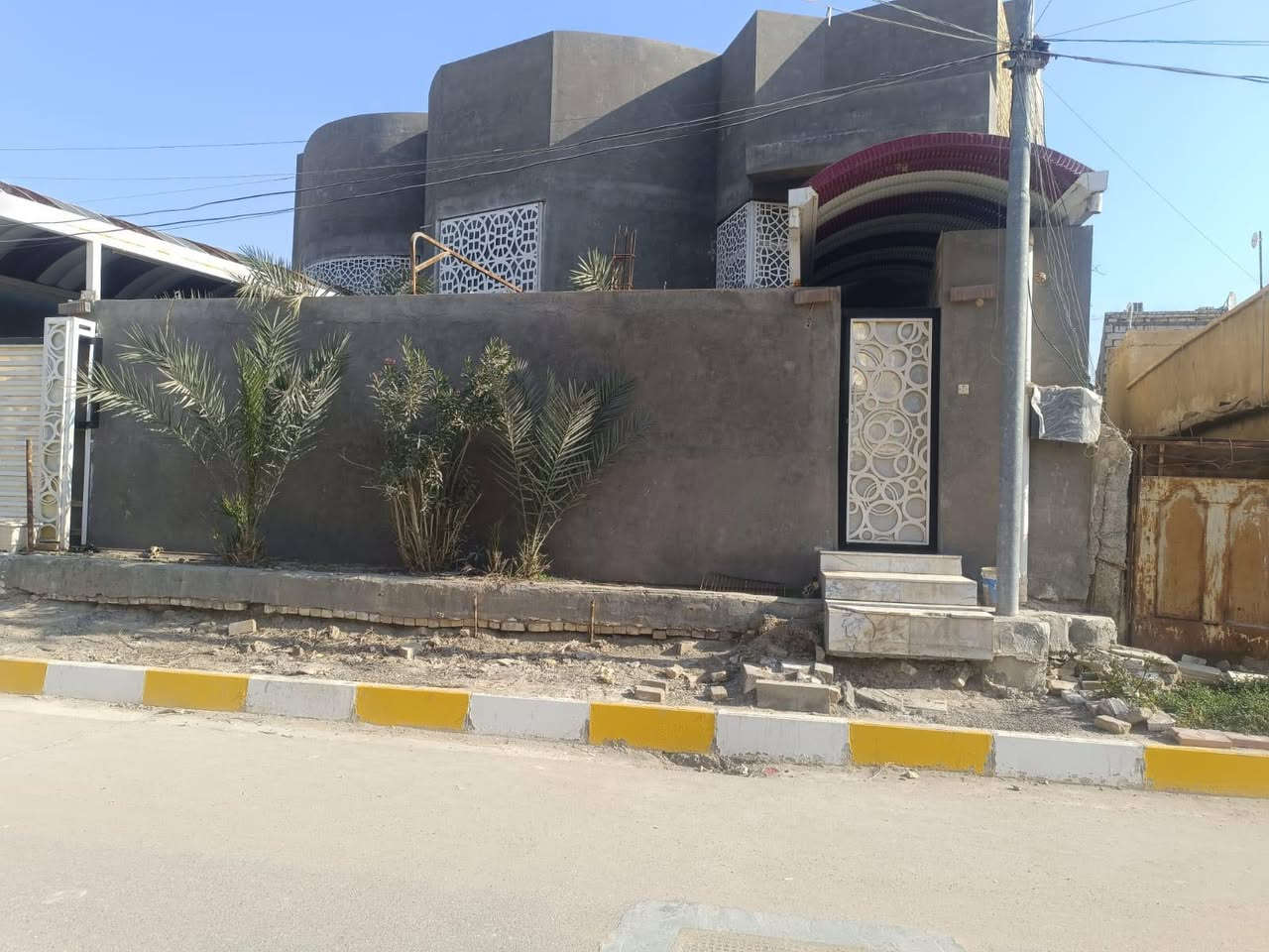 السلام عليكم ورحمة الله وبركاته بيت للبيع سوق الشيوخ حي الزهراء ( خنيطله) المساحه 300 واجه 15 نزال 20 شارع 15 متر الشارع مقابل البطاقه الوطنيه والجوازات ثاني بيت بعد الساحه السعر على الخاص تلفون *********** موجود واتساب
