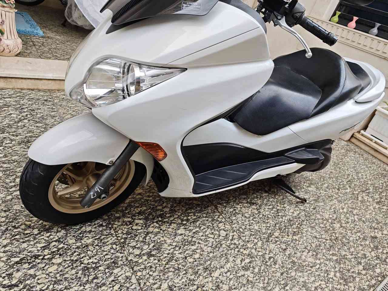 السلام عليكم فورزة 0.10 للبيع الدراجه كامله مابيهه اي نقص كير محرك مكفولات الدراجه عالبلاد  تجي وتشوف بعينك ماشيه 45 الف المكان العمارة للتواصل ***********
