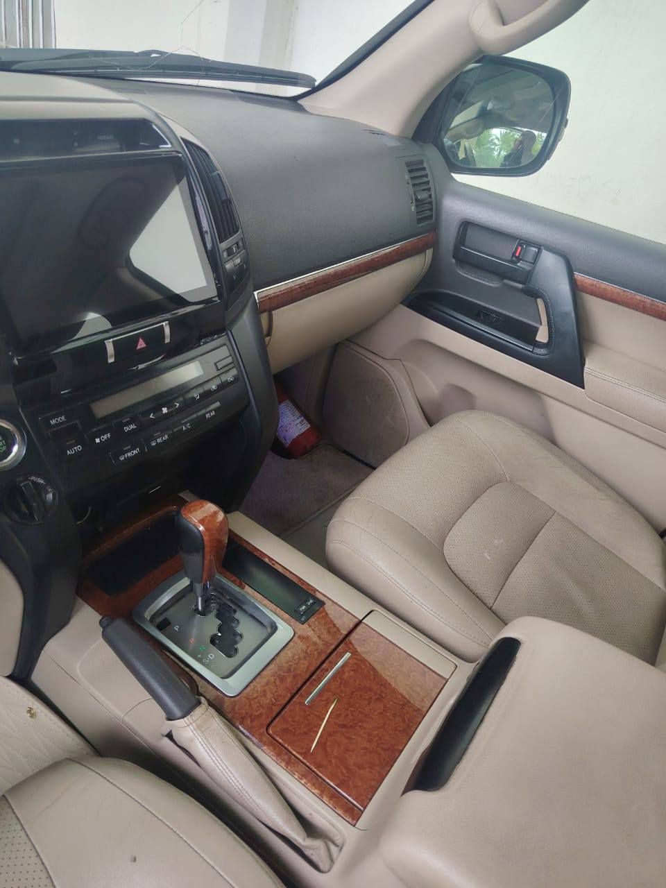 السلام عليكم
لاند كروز للبيع موديل 13  مرقم بغداد بأسمي تحويل مباشر 
مكفوله كفاله عامه
محرك 6 
بريم 
اشاير بالمري 
ومواصفات هواي 

السعر 375
الاتصال على الارقام 
***********
***********
