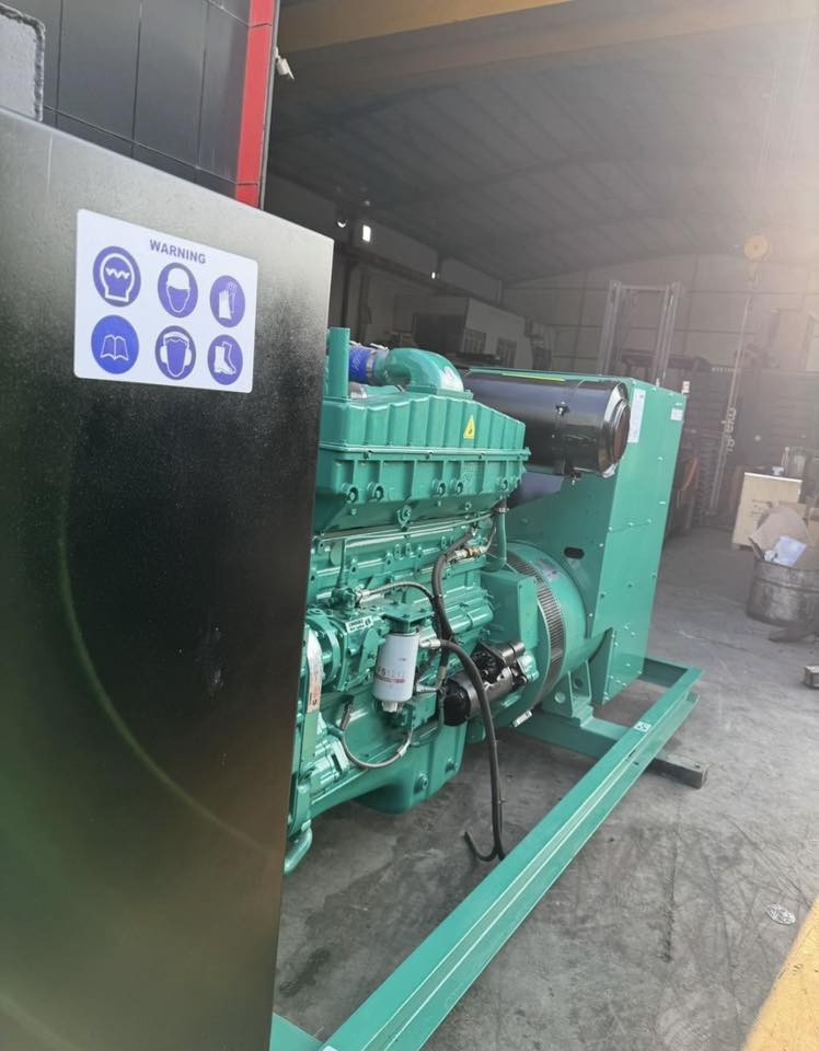 السلام العليكم مولدة كمينس ٥.٥ انجيكتر زيتي ٣٨٠ كيفي بشرط حمل ١٠٠٠ امبير مولدة فول اوتوماتيك نظام الحماية مكان اربيل الصناعة الشيمالية و عدنا انواع احجام مولدات بيركنس كتر فالفو دايو مان كمينس من ٢٢ كيفي حتي ٢٢٥٠ كيفي للستفسار 
***********
*********** و عدنا نقل لل جميع محافظات العراق 
وسعر مولدة ٩٠٠٠$ بيها مجال بسيط
