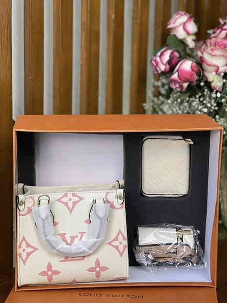 بوكس جنطة LV ماستر كوالتي متوفر بـ6 الوان
السعر:٣٥ الف 
الطلب خاص 
او واتساب:***********
