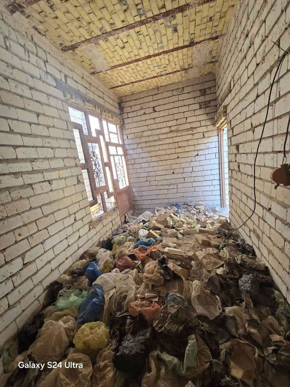 بيت هيكل  لبيع بشارع المعمل المساحه ١٥٠متر يحتوي على غرفه ومطبخ صحيات  وصاله والستقبال بس مجعبات السعر ١٠مليون وبي مجال قليل للستفسار ***********مكتب بركات ام البنين قرب اسواق فدك مقابيل شارع السبيس البيت مو قريب على الشارع
