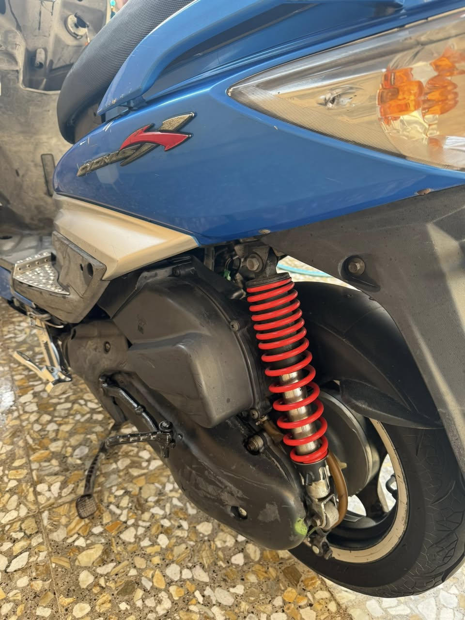 السلام عليكم دراجه نوع سكنس كوري لون مميز بحري للبيع 
دراجه اقل الشهر نازله رمبه محوره طلاعات من الرمبه مو بالعراق دراجه ارتب واحلى من الصور تجي وتشوف بعينك كامله متصرف ربع عليها 
1- جيب وياك 10فيتريه يفحصوها اذا طلع بيها شي الدراجه تاخذها بلاش (سعرها مليون و100 الف وبيها مجال)مكاني بغداد مدينة الصدر ***********
