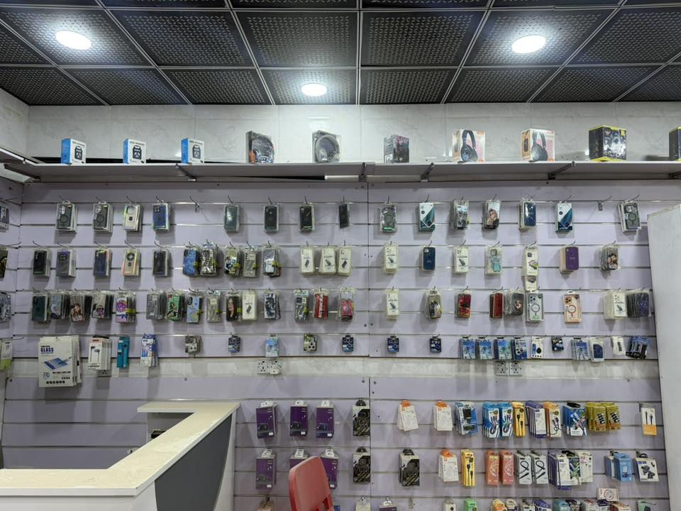 غراض محل موبيلات جاهز للبيع ميز وكرسي وباترينات مع رفوف مع بضاعة كامله مع أدوات صيانة مع سستم كامرات مع لابتوب للاستفسار 
***********
