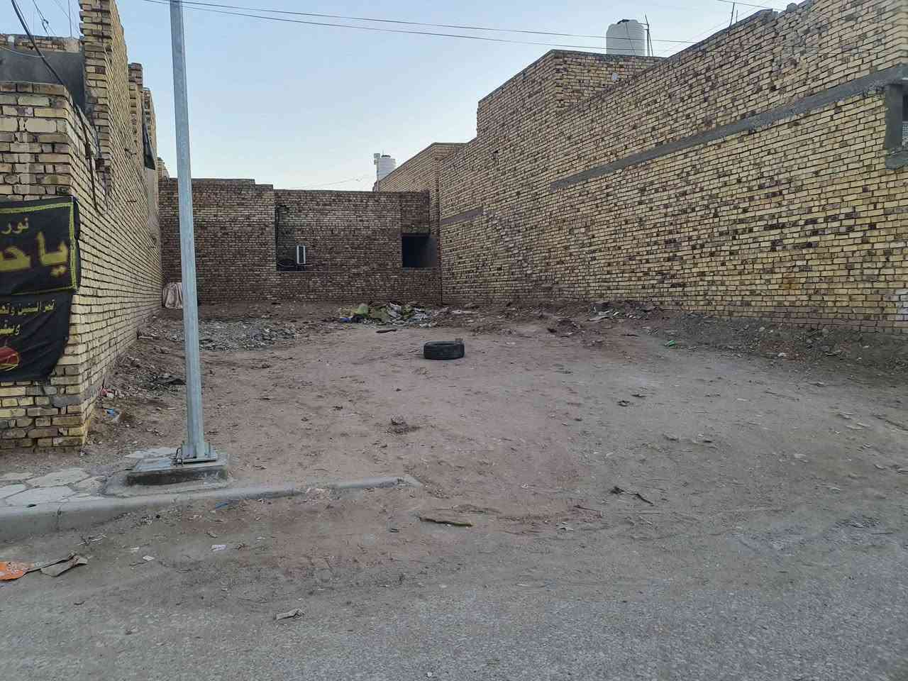 السلام عليكم من رخصه الادمن عندي قطعه للبيع مساحته 200 متر مقابيلها ساحه  مكانها الدبيسات قريب ع مستشفى الحكيم تكدر تدخل من جهه ناصر ابو الباله وتكدر من جهه الجامع للاستفسار الاتصال ع الرقم *********** Singapore
