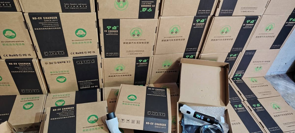 شەحن و ئەداپتەری جیتۆرو بیوای دی هەردو مواسەفاتەکە لەیەک پاکێجدا
واتە ئەداپتەرە بۆ کارەبا دەرکردن لەهەمان کات شەحن دەکاتە سەیارەکەت 
بێ ئێرس / بەڵام ئێرس تەرک نەکراوە ئیختیاریە شەحنەکە لەجۆری سمارتە دیناسێتەوە کەئێرست هەیە یان خۆی جێگرەوەیت بۆ دابنێ
بونی سیستمی سمارت کەڕێکخەری کارەبایە بۆ سەیارەکەت
بونی سیستمی ڤۆڵتاج لەبەرزو نزمی کارەبا قەتع دەکات
گۆڕینی ئەمپێر لە ١٦ و ١٣ و ١٠ و ٨ ئەمپێر تاگەشتن بە وزەی ٣.٢ کیلۆ وات بۆ پاتری بچوک و ٣.٦ کیلۆ وات بۆ پاتری گەورە
دەرهێنانی کارەبا لەسەریارەکەت لەهەمان پاکێج تا ١٦ ئەمپێر
دژە ئاو -دژە تەپو تۆز - بونی تایمەر-بونی سیستمی زیرەک بۆ گرتنەوەی کارەبا کاتی پڕ بون - نیشاندانی پلەی گەرمی پلا ک و ئینڤێکتەر - بونی سستمی حساب کردنی کارەبای سەرف کراو - بونی سیستمی نیشاندان و ڕێکخستنی ڤۆڵتیە 
بەکارهێنانی ئاسان بۆ گواستنەوە 
چەند جۆرو مواسەفات بەردەستە بە نرخی جملە
بۆ پەیوەندی *********** 
گەیاندن هەیە بۆ هەموو عێراق بە تاک و کۆ
