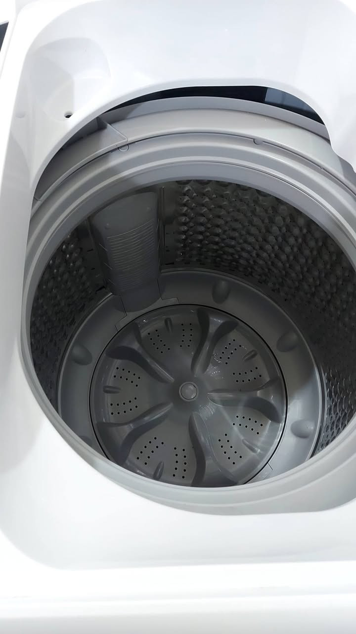 سلام عليكم غساله للبيع   اوتوماتيك TcL حجم الحوض  18 كيلو  اخو جديده. للتواصل ابو احمد ***********
