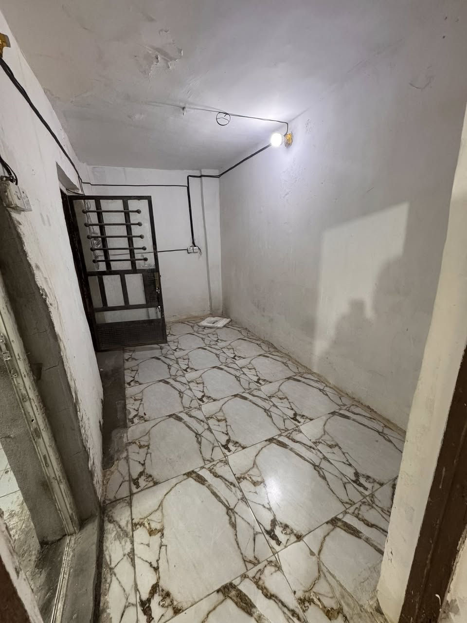 ┃ �

📍 الموقع: الدورة / أبو دشير
خلف شارع الصيرفة

📐 المساحة: 55 متر مربع (خلفي )

🏠 يتكون من:
▫️ غرفة نوم
▫️ مطبخ
▫️ خدمات
▫️ طابق واحد

💰 السعر: 39مليون وبي مجال 
✨ السعر قابل للتفاوض

📌 ملاحظة:
العقار مؤجر حالياً بمبلغ 250 ألف دينار شهرياً.

📞 للاستفسار والاتصال:
***********📱📱
┃ ***********

