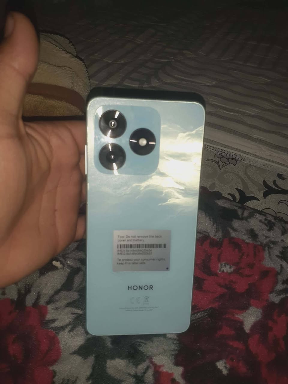 السلام عليكم تفاصيله كامله جهاز ملحقاته كامله جهاز مابي لا كسر ولا شخط مامفتوح والسعر 150الف  (واتساب***********) مكان الجهاز حله تفاصييل اكثر.
 Honor X6c الذكي باللون السماوي. 
الكاميرا: يأتي بكاميرا خلفية أساسية بدقة 50 ميجابكسل.
الشاشة: شاشة بحجم 6.61 بوصة ومعدل تحديث 120 هرتز.
البطارية: سعة البطارية 5300 مللي أمبير مع دعم الشحن السريع.
المعالج: مزود بمعالج MediaTek Helio G81 Ultra.
