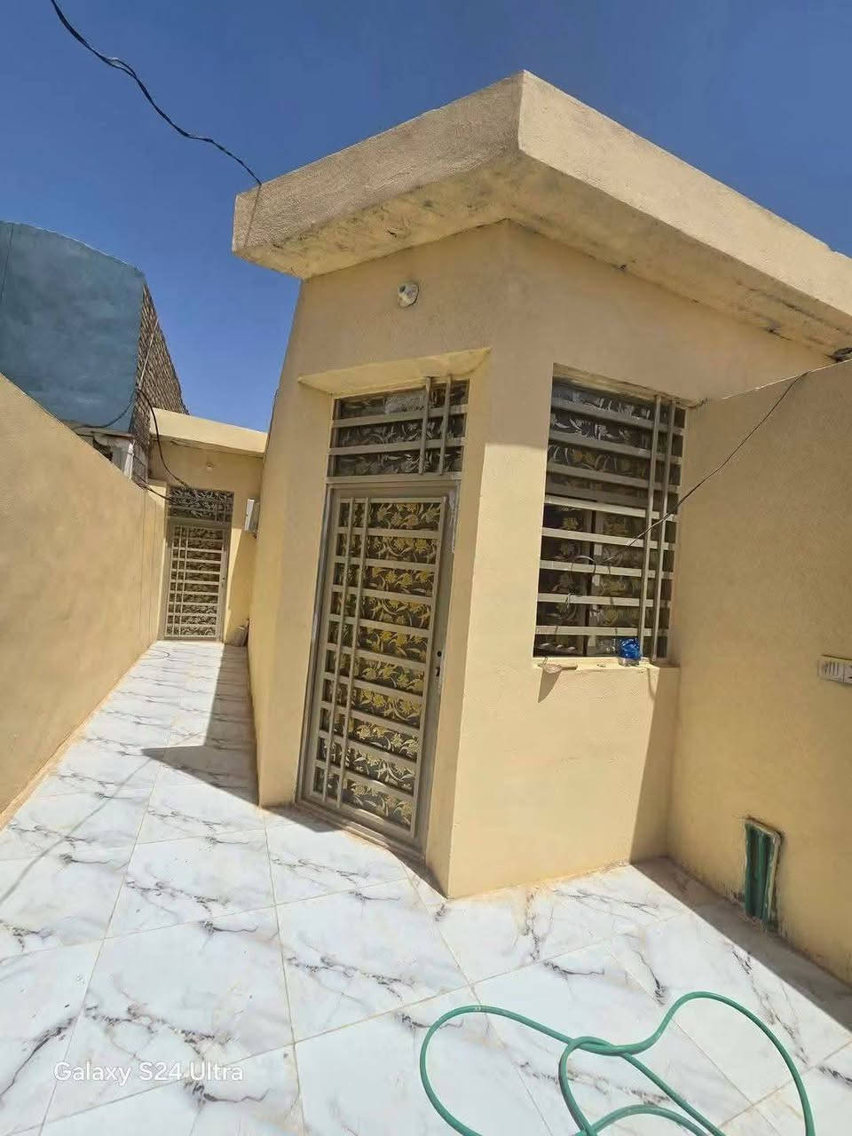 بيت لبيع بشارع المطار الجديد المساحه ١٠٠متر بناء جديد مفتاح مباشر تستلم يحتوي على غرفه وصاله ومطبخ وستقبال ومكشوفه وصحيات داخليه وخارجيه السعر ٣٣وبي مجال للستفسار ***********مكتب بركات ام البنين قرب مثلجات سنبله
