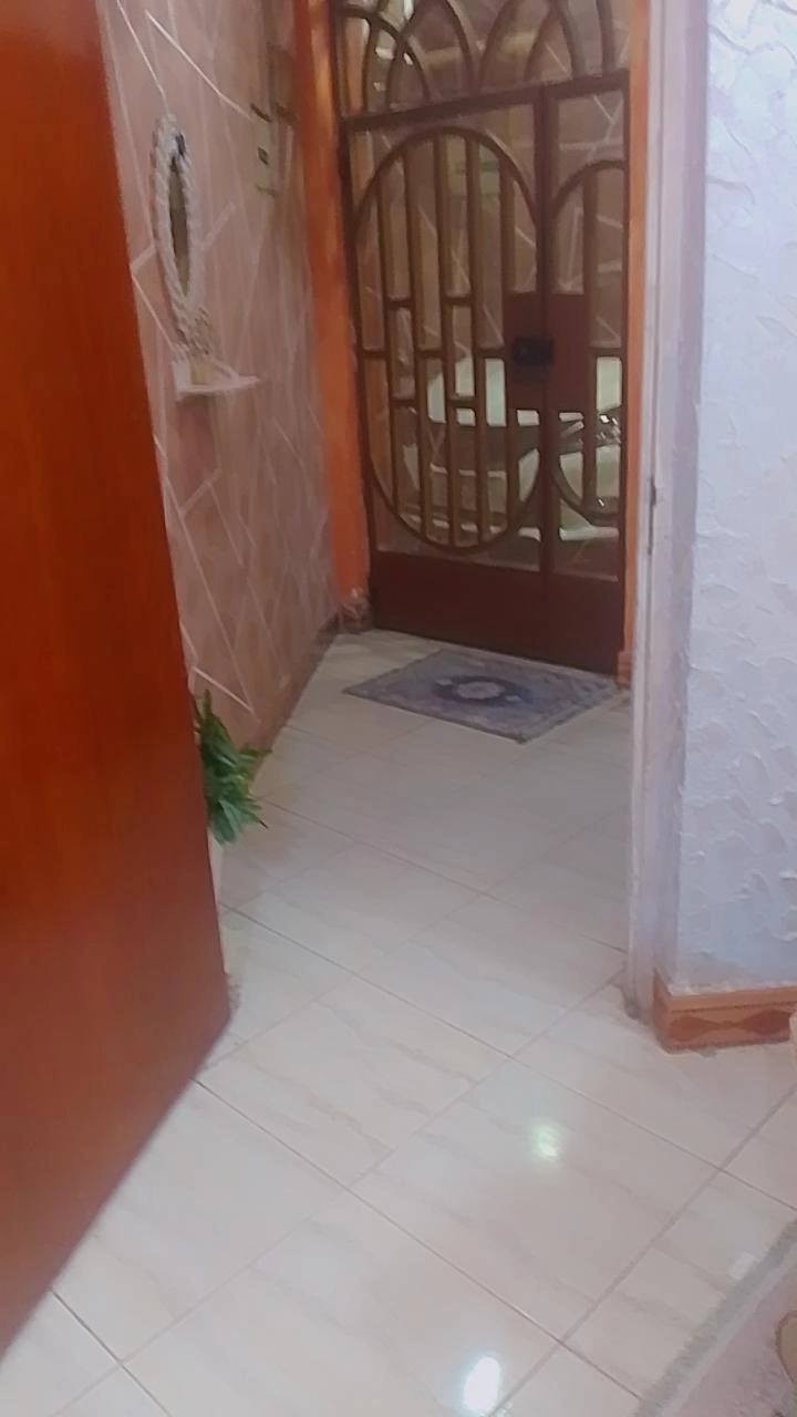 بيت  في الاربع شوارع حي الاساتذه مربع الذهبي طابق الاول غرفتين صاله ومطبخ ودوانيه وحمام الطابق الثاني اربع غرف حمام صاله مطبخ 
***********
***********
