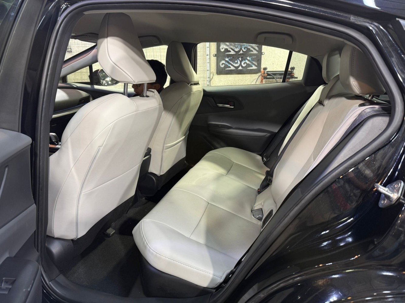 ‭٠٠ ٩٦٤ ٧٩٠ ٤٤٦ ٠٥٨٩‬

طار مقاس 19 بوصة.

مقاعد أمامية مزينة بـ SofTex مع مقعد السائق القابل للتعديل كهربائيًا في 8 اتجاهات.

شحن الهاتف الذكي اللاسلكي المتوافق مع Qi مع ضوء مؤشر الشحن.

عجلة قيادة تلسكوبية قابلة للإمالة.

تتوافق مع Apple CarPlay وأندرويد أوتو.

نظام المساعدة على ركن السيارة الأمامي والخلفي مع الفرملة الأوتوماتيكية (PA مع AB).

ماسحات الزجاج الأمامي المتقطعة والمتغيرة التي تستشعر المطر.

مقاعد أمامية ساخنة.وبرده

مرآة الرؤية الخلفية ذات التعتيم التلقائي.

متاح سقف زجاجي ثابت.

محرك سعة 2.0 لتر 4 أسطوانات هجين.

ناقل الحركة المتغير المستمر (ECVT) الذي يتم التحكم فيه إلكترونيًا.

نظام الدفع بالعجلات الأمامية (FWD)