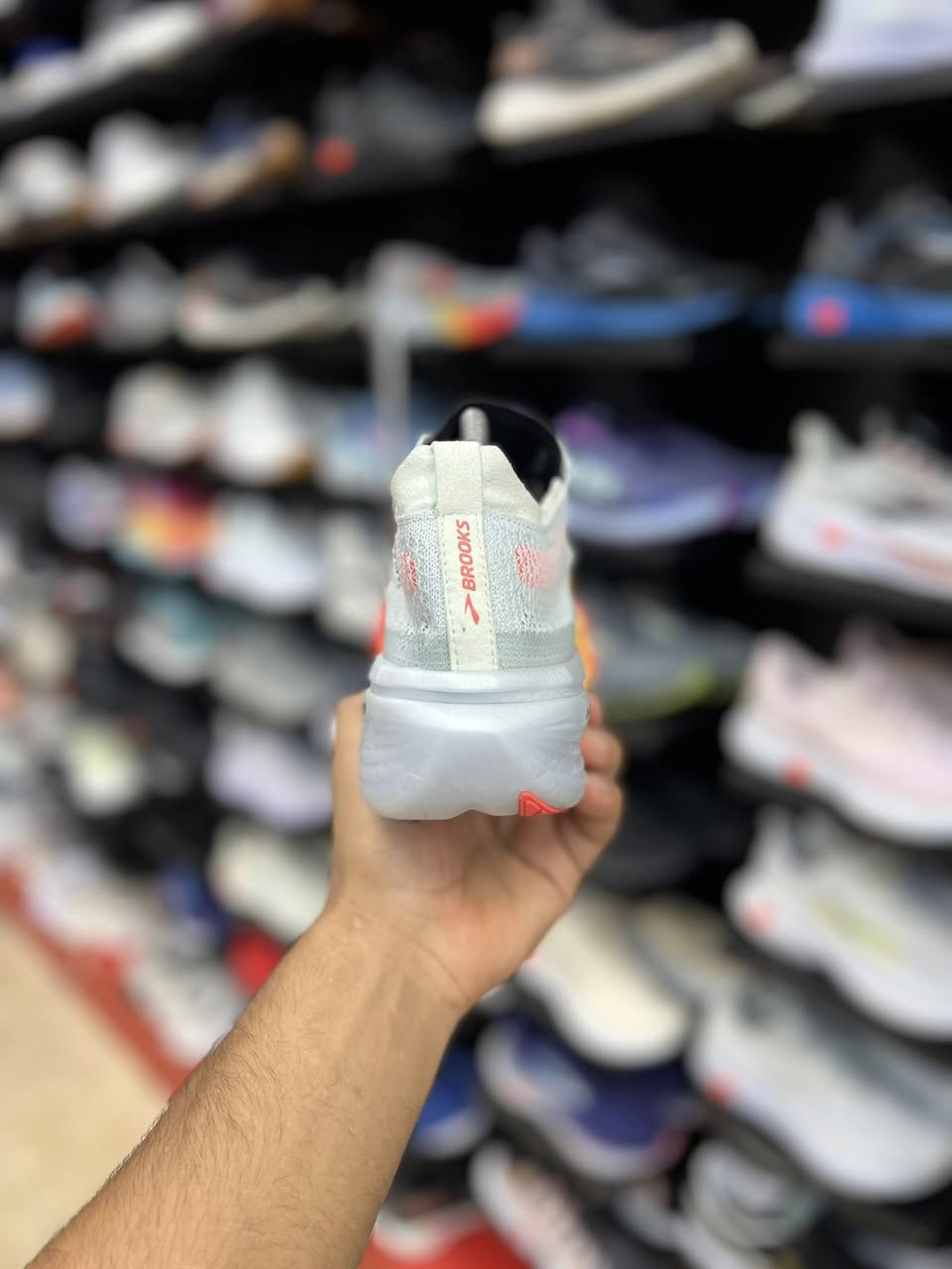 Brooks Hyperion Elite 4

نوع الحذاء: حذاء سباقات متطور (Super Shoe) مزود بلوح من ألياف الكربون (Carbon Fiber Plate) للمساعدة على الاندفاع السريع للأمام.
الرغوة والمستشعر: يعتمد على رغوة DNA Flash v2 المحقونة بالنيتروجين، وهي خفيفة الوزن وتوفر استجابة وارتداداً ممتازاً للطاقة مقارنة بالإصدارات السابقة.
الجزء العلوي: مصمم من نسيج شبكي خفيف الوزن وعالي التهوية ليضمن ثبات القدم ومنع الانزلاق أثناء الركض السريع

قياس 42 القدم 27

السعر  95 الف

العنوآن نجف ملحق الروان
*********** واتساب

