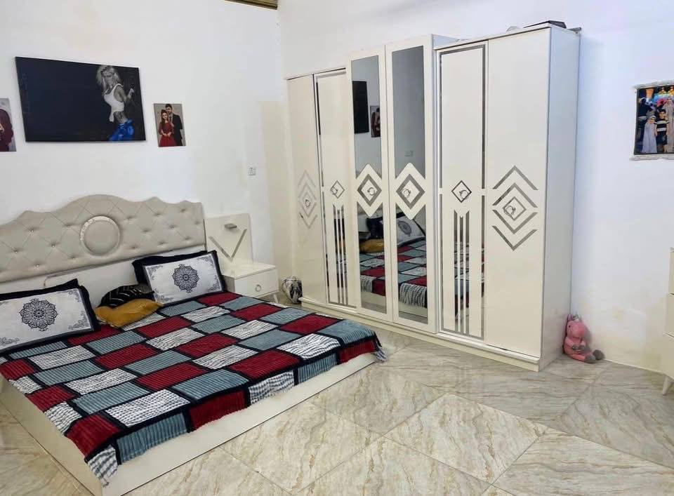 🔥 فرصة ذهبية – دار حديثة للبيع بسعر مناسب 🔥

🏡 دار للبيع في أبو دشير – منطقة الشهداء
بيت أنيق وحديث بناء 2024 بتصميم عصري وديكور راقٍ جداً، تم تنفيذ العمل بعناية عالية وتشطيب فول كوالتي من الداخل، يعطي إحساس بالفخامة والراحة.

✨ تصميم داخلي مميز ومساحات مدروسة تجعل البيت واسع ومريح للسكن العائلي.

🔹 تفاصيل الدار:
• مدخلين للدار
• استقبال واسع وجميل
• مطبخ مرتب وعصري
• 3 غرف نوم مريحة
• توزيع ممتاز للغرف ومساحات عملية
• ديكور حديث وإضاءة جميلة

📍 الموقع: أبو دشير – منطقة الشهداء
منطقة هادئة وقريبة من الخدمات والمدارس والأسواق.

💰 السعر:١٤٠ فقط مناسب جداً مقارنة بالمواصفات والبناء الحديث.
📞 للاستفسار والمعاينة:
راسلنا على الخاص أو اتصل الآن لمعرفة التفاصيل وحجز موعد مشاهدة الدار.

⚡ عقار مميز ونادر في المنطقة – لا تفوت الفرصه

***********
