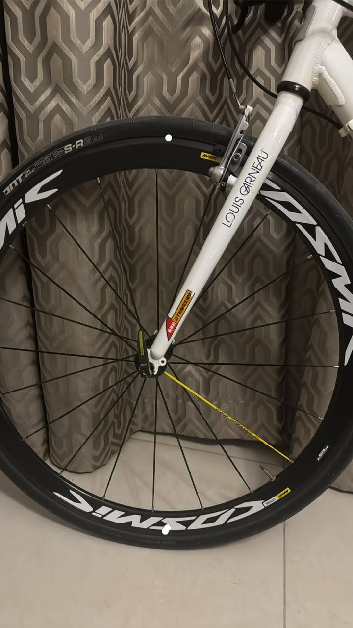 ✦ السلام عليكم ورحمة الله وبركاته ✦

🚴‍♂️ دراجة Louis Garneau Chasse للبيع – ٣٣٠,٠٠٠ دينار

• إطار ألمنيوم خفيف وقوي
• مبدل خلفي Shimano Altus RD-M2000
• عجلات Mavic Cosmic الأصلية (خفيفة وسريعة، أداء عالي)
• براكيت 1/8

الدراجة نظيفة ومجهزة بقطع أصلية وترقيات قيمة، مناسبة للشارع والمدينة وتخلي الركوب سلس وسريع.
📌 السعر المطلوب: ٣٣٠ ألف دينار ثابت ومناسب مقارنة بالمواصفات.


**إذا كنت صاحب هذا الإعلان وتريد حذفه لأي سبب، رجاءا أرسل رسالة إلى الدعم الفني**