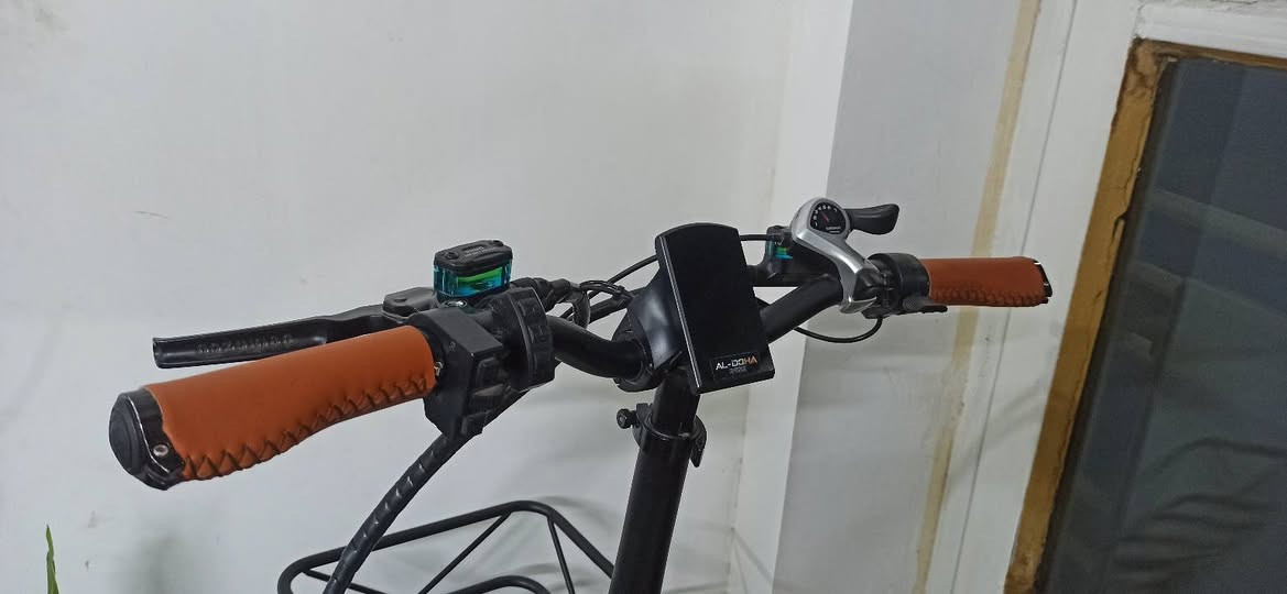 السلام عليكم  
*بايسكل شحن ebike للبيع قابل للطي 
ماركة MINAKQ روسي تجميع صيني 
*ماطور 1000واط 5سرعات يصل لسرعه 60 
*دبل بطارية داخلية 15 امبير وخارجية 20 امبير ليثيوم  مجموعهن 48v..35A يعني الشحنة الوحدة تمشيك 120 كيلو متر يعني انسى الشحن

*مقعد طبي مزود بدبل من الاسفل مع دبل امامي قابل للتحكم 
*سكليتر اصبع مع ماسكات 
ستيرن طبيات 
كير شيمانو اصلي 7نمر
*الابريك دسك امامي خلفي هايدروليك 
*اضاءة امامية خلفية ليد مع اشارات يمين ويسار 
*يتحمل وزن حتى 200كيلو 
*شاشة رقمية ملونه تعطي معلومات المسافه المقطوعه والوقت والسرعه ومع منفذ شحن للهاتف
*لهيكل من الامنيوم مع ويل كب حجم ٢٠مع واقيات طين 
*سله اماميه وسيبايه خلفية 
*يأتي مع عده الصيانه وحقيبه كبيره تربط في سيبايه الخلفيه مع شاحنات عدد 2للبطارايات
ماشي 500 كيلو متر فقط 
3انظمه للقيادة 
1.بايدر عادي 
2.هايبرد (بايدر +كهرباء)
3.كهرباء فقط
سبب البيع استخدامي اله كلش قليل 
السعر مليون ونص وبي مجال 
العنوان بغداد حي اور 
***********
