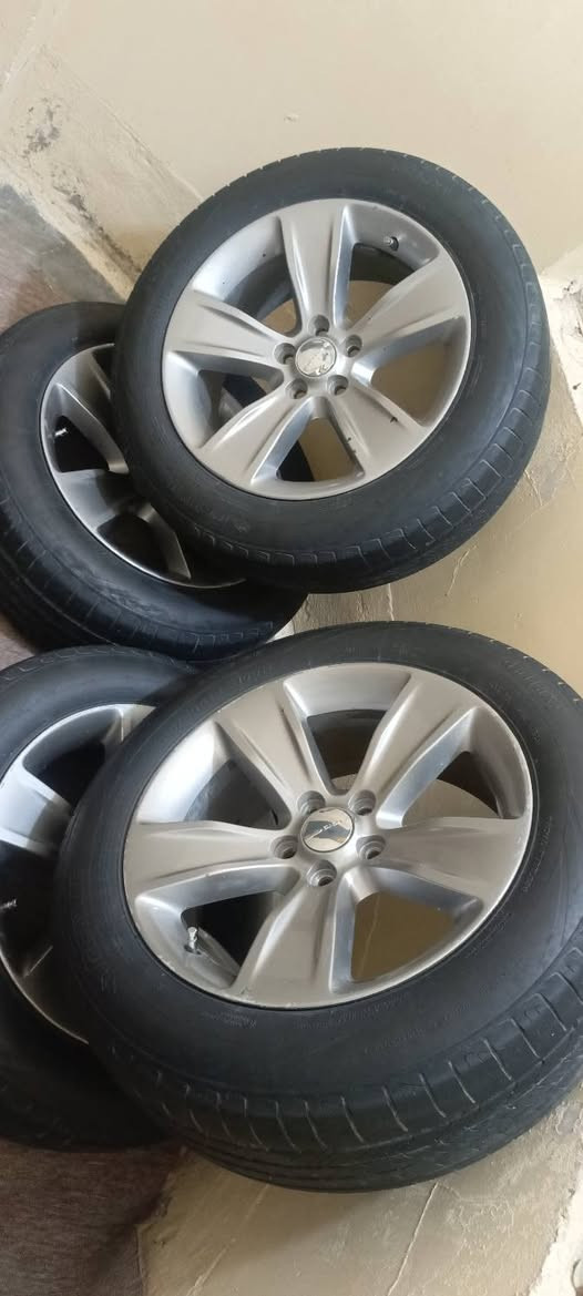 السلام عليكم للبيع ويل تفاحه 18 هوه وتايراتو  التواير  جوه نص العمر  السعر 300 /***********
