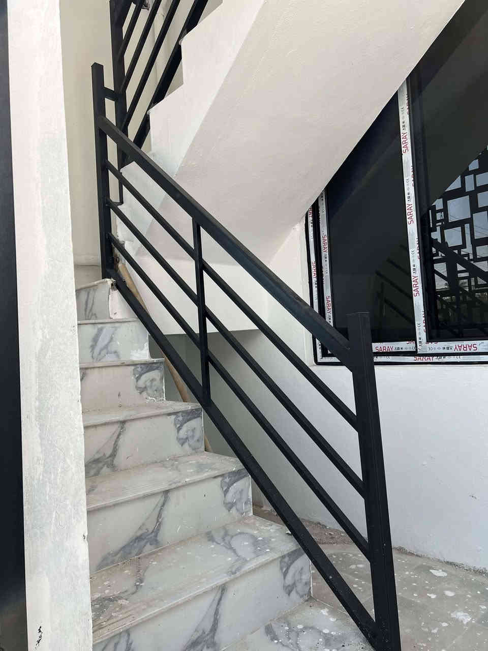 عرض مميز: ثلاث شقق عامودية للبيع في المدائن / حي التجارة

الفرصة المثالية: لإسعاد العائلة بمكان واحد يجمعها، أو استثمار مربح وواعد.

· التفاصيل الأساسية:
  · نوع الملكية: طابو ملك صرف .
  · المساحة الإجمالية: 80 متر مربع لكل شقة.
  · الموقع المميز: بغداد - المدائن / سلمان باك - حي التجارة.
· التصميم والمواصفات:
  · توزيع كل شقة: غرفة نوم + صالة حديثة مفتوحة على المطبخ + استقبال + صحيات .
  · مواصفات البناء العالية:
    · الأساس: رفت مسلح.
    · الأسقف: صب كونكريت مسلح (درجة أولى).
    · الأرضيات: بورسلين والجدران 
سيراميك للمطبخ والحمامات، وتبليط فاخر في باقي الأجزاء.
    · الجدران: تشطيب جص وبروك.
    · الأبواب الداخلية: خشب صاج.
    · الشبابيك: ألمنيوم.
    · السطح: مغلف (شتايكر).
· مميزات إضافية:
  · خصوصية تامة: الشقة الأرضية لها باب خاص، والشقتين الثانية والثالثة لكل منهما درج وباب مستقل.
  · الخدمات متكاملة: ماء، كهرباء، مجاري، انترنت، أرصفة مقرنصة، وشارع عريض.

للاستفسار أو لمعرفة السعر، نرجو التواصل عبر:

📞 هاتفياً أو واتساب: *********** | ***********

📩 أو المراسلة عبر: الماسنجر، الفايبر، أو التيليغرام.

الوسيط العقاري:
أبو صهيب المولى
للخدمات العقارية الموثوقة
