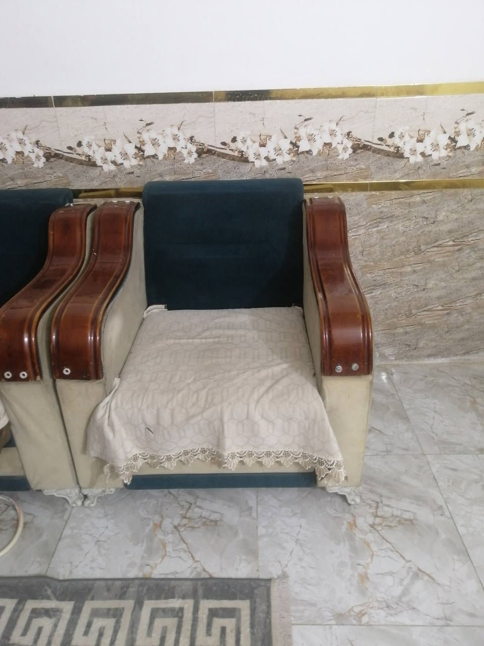 تخم عشر مقاعد  و ميز تلفزيون وثلاجة للبيع  التواصل *********** واتساب أو مازنجر
