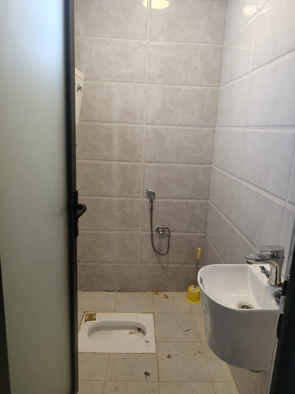 🏡 
للبيع دار سكني طابق واحد بموقع ممتاز وهادئ، مناسب للعائلة.
📍 الموقع: (مجمع الزهراء السكني )
📐 المساحة: ( 200 متر)
🛏 عدد الغرف: ( 2غرف نوم)
 صالة + استقبال+مطبخ 
🚿 الحمامات: (2)
🚗 الكراج+ حدبقة 
💧⚡ الخدمات: ماء، كهرباء، مجاري  تبليط متوفرة بالكامل
بناء جيد وجاهز للسكن علماً الدار مطلوب (مبادرة) 
📞 للاستفسار والتواصل: (*********** ) او زيارة مكتب صروح الجنوب ام الخيل مجاور مأكولات الكوخ
علق بكلمة (تم) لمعرفة كافة التفاصيل
