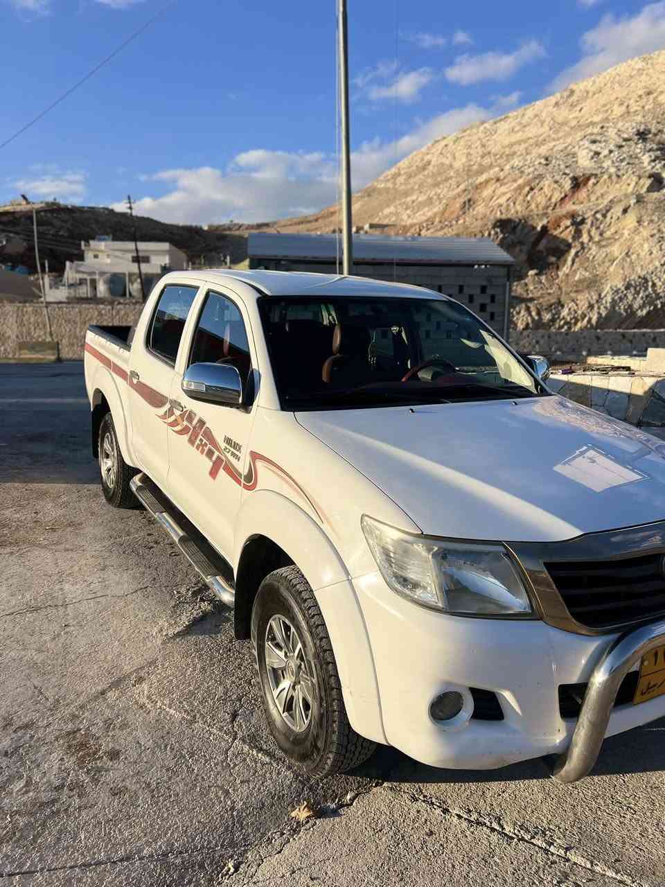 مەرزیە ٢٠١٢ گیر عادی سەید نەهرۆ
کلین تایتل سیارە یەک دەستە زۆر خاوێن و بێ کێشەیە و کەم رۆیشتووە 

هەموو گیانی بە شەرتە 

مەکینە نەکرایتەوە بە شەرتی فەحس.

نوقتەیەکی پێوەبی رسمم گرتووە دامناوە 

سەنەوی سیارە ٨/٢٠٢٧ بەسەردەچی 

سیارە رەقەم هەولێرە.

١٤١ هەزارحەقیقی  رۆیشتووە

  ***********

سیارە لە هەولێرە
