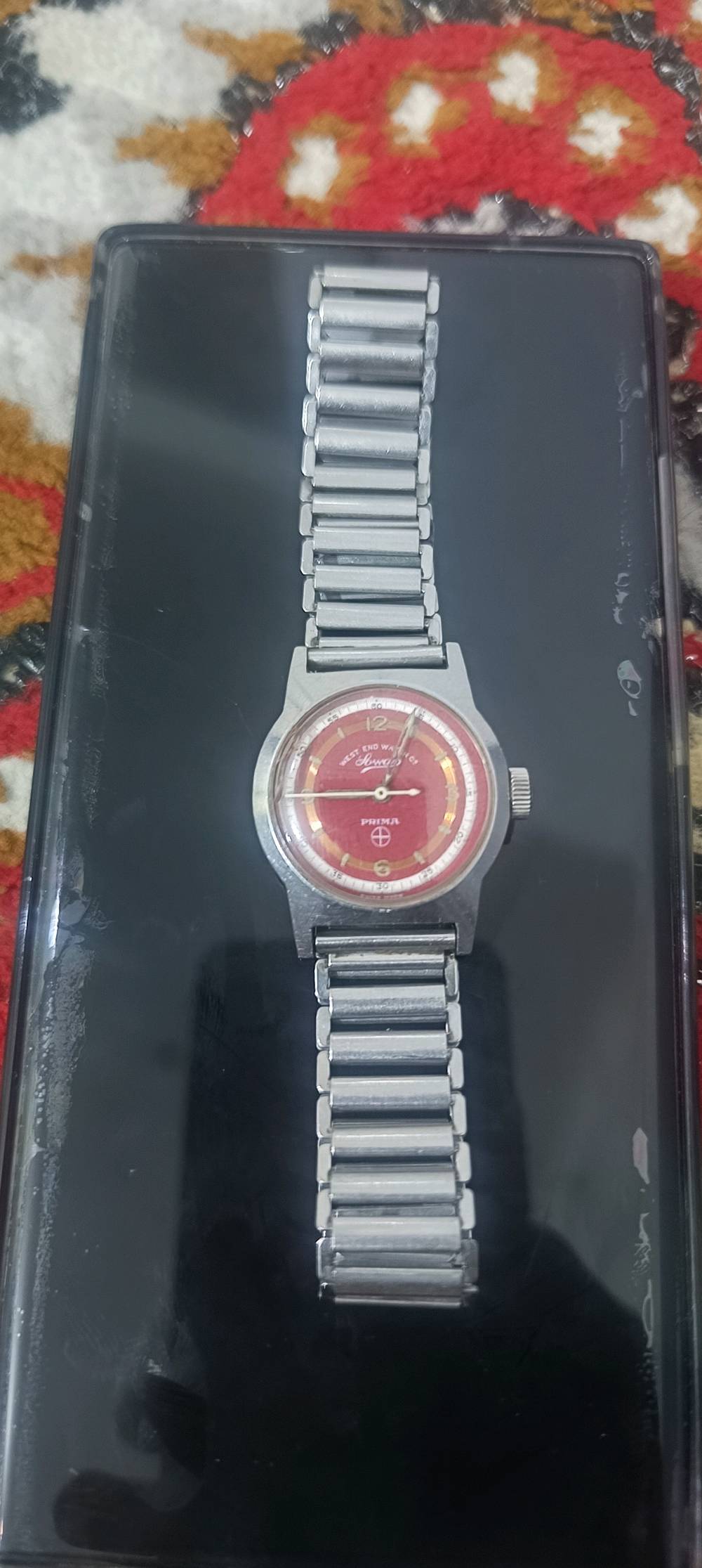 ساعة ويست اند 
سويسريه مديل Prima
سنة الصناعه 1960
بيها فطر بالجامه بسيط ما مأثر مبين بالتصوير 
الساعه 
تكويك مو بطاريه 
صارلها عندي 22 سنه
السعر 55 الف شامل التوصيل 