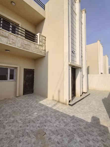 إعلان بيع منزلين تون  طابقين في تكريت 
- مجمع طيبة 2 على شارع ٢٠  تبطلين + مجاري مطل على التوحيد 

 (جاهزه للسكن، مدفوعه الثمن بالكامل).

المساحة: 200 متر مربع.
الواجهة: حجر حلان.

التفاصيل الداخلية:

غرف النوم: 4 (وحده من  الغرفة سويت).
صالة استقبال
صالة وسطية الطابق الأرضي وصالة وسطية للطابق الاول .
مطبخ واسع .
كراج سيارة واحد.
مجموعات صحيه عدد ٤
سطح شتايكر.
شروط البيع:

طريقة الدفع: نقداً فقط.يتم تحويل عقد الملكية باسم المشتري مباشرة من قبل مالك المنزل الحالي. 
المبلغ المطلوب  للبيت الواحد 145 مليون وبيه مجال 
للمزيد من المعلومات أو للاستفسارات، يرجى التواصل مع الرقم التالي:

📞 ***********
