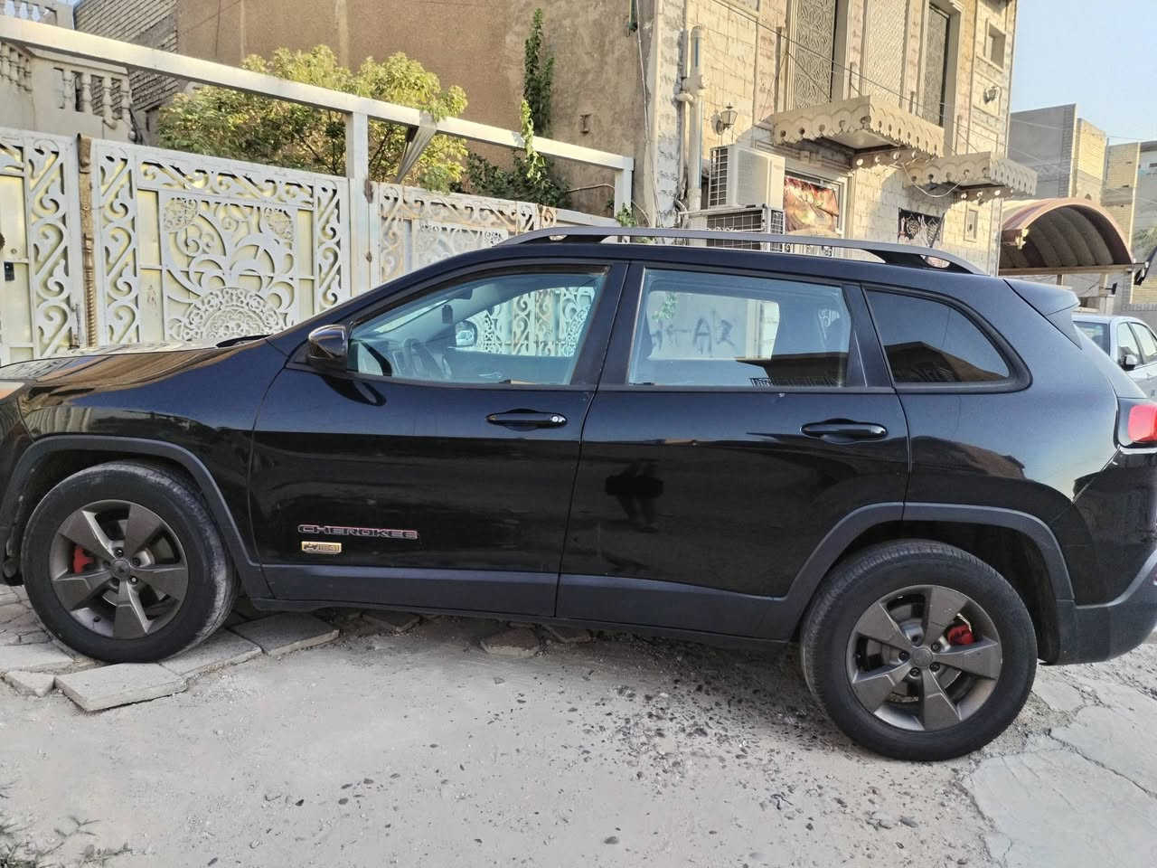 جيب شروكي للبيع
موديل 2017 حادثها جاملغ يم السايق
السعر 125$ بيها مجال بسيط
المهتم يراسلني واتساب او اتصال
هذا رقمي. ***********
عنواني شارع فلسطين والسيارة بأسمي
