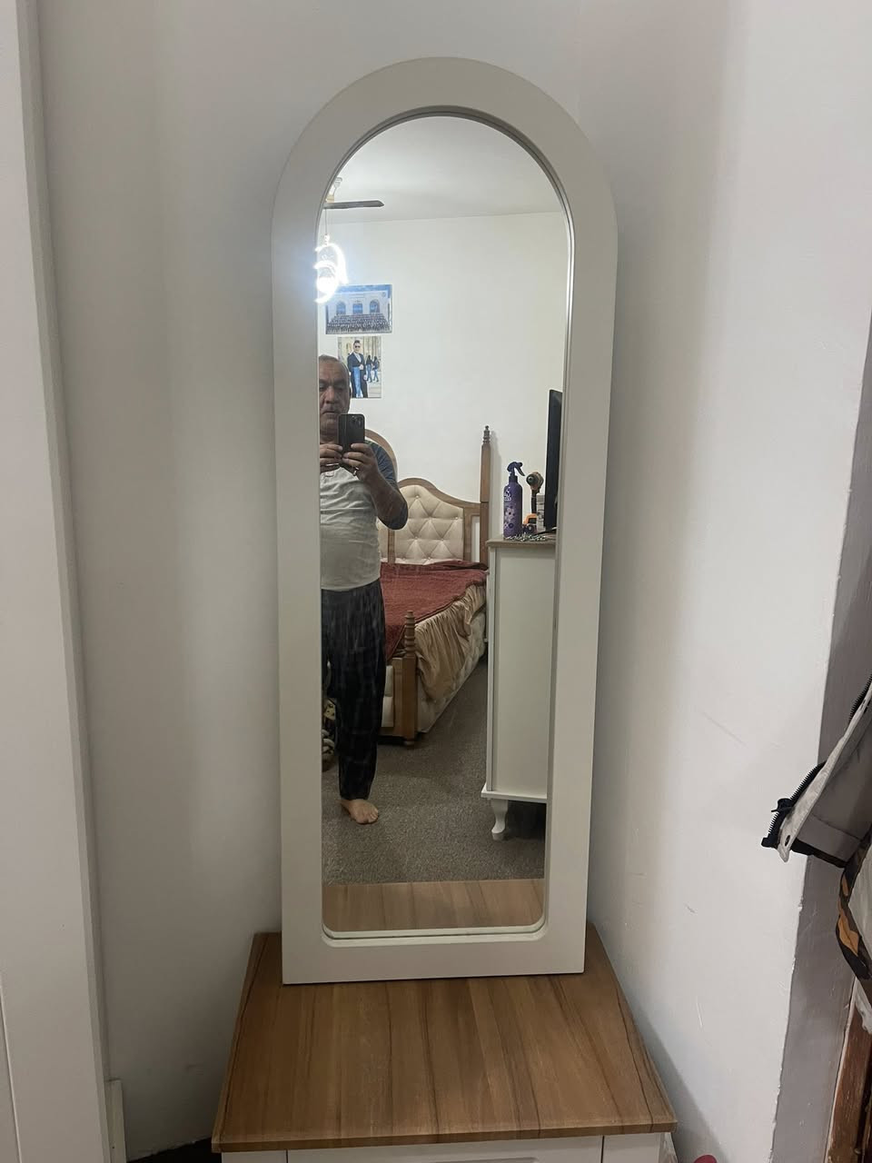 غرفه نوم مودرن نضيفه جدا استعمال اقل ستةاشهر 7قطع سرير مخزن السعر مليون وميه وبيه مجال  مكاني بياع رساله ***********  الارجل خشب زان
