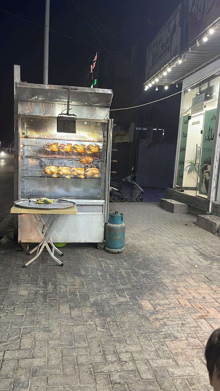 السلام عليكم  
للبيع شوايه دجاج 
فاترينه مشويات
2حمايه  
ماكنه ثوم
مغسله
سفنديجات  احجام مختلفه
طباخ 5عيون 
جداري احجام مختلفه
تنور مندي صغير
للاستفسار 
***********
