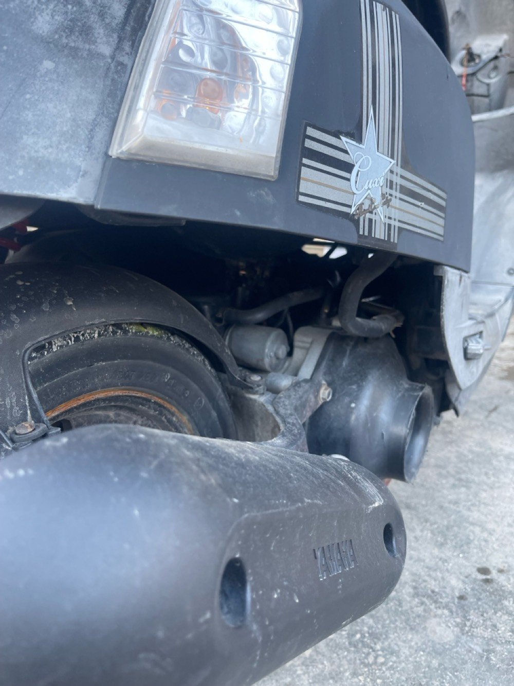 دراجة نارية قديمة موديل كيوتا بلون أسود. بحالة جيدة وتعمل بصورة جيدة. تقدملكم وسيلة نقل اقتصادية ومريحة للتنقل داخل المدينة، مثالية للاستخدام اليومي.