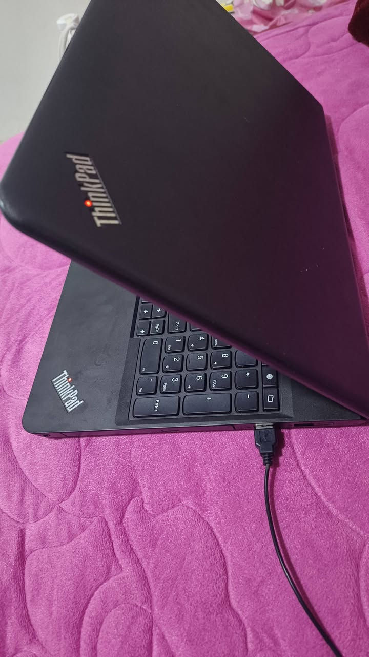 حاسبة نظيفة جداً مع كامل ملحقات لينوڤو برامج هندسية وتصفح والعاب ***********
