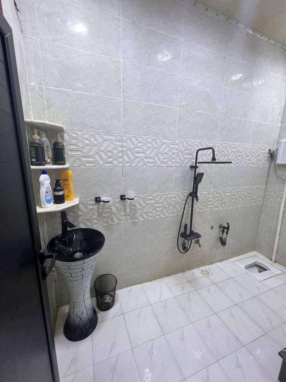 دار للبيع مساحه 150متر بناء حديث 
يتكون من طابقين يحتوي على صاله  واستقبال  ومطبخ و صحيات و غرفه نوم عدد 3 
الموقع ملحق التعاون قرب ملعب كربلاء الدولي 
للإستفسار الإتصال على الارقام التاليه 
***********
***********
