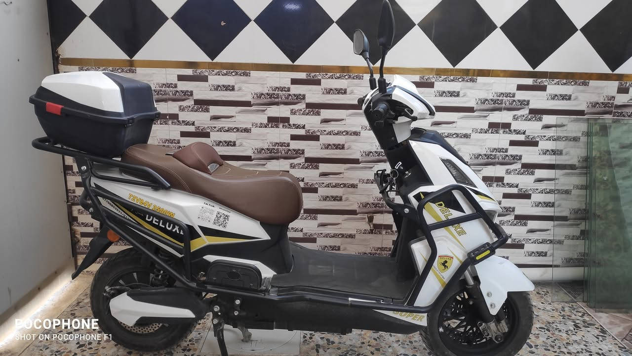دراجة شحن نوع سكنس استيراد محلات حسن وحسين ديلوكس (حجم الملف 2500 واط ) ( عدد الباتريات 7 الحجم الكبير 38 امبير ) بريكات دسكات امامي وخلفي وبيه نظام ( ABS ) مانع انزلاق ( بيه 4 نمر للسرعه وبيه بك مع مثبت سرعه ) ( اشاير بالمري مع امبي ثري بلوتوث ) ( بصمة تشغيل  مع كارت تشغيل مع مفتاح تشغيل ) دراجة حلوة ونظيفه مامتعوبه مكاني بغداد العبيدي هاتف (  *********** ) سعر مليون وميه وبيه مجال حك الجيه
