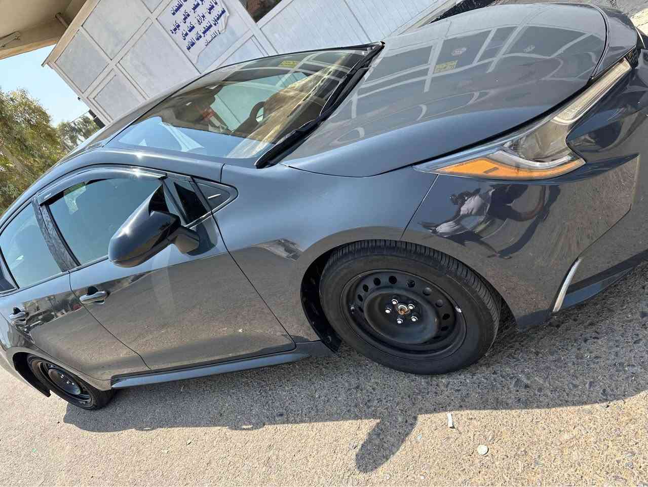 كورلا موديل 2023 موصفات LE لون الجديد سمنتي الغامق ورقم اربيل باسمي السيارة 
ماشية 60 الف ميل بيها مواصفات LE معروفة 
كير ومحرك وحدانيه وتبريدكلها بشرط  وتخم تاير جديد 
السيارة حادثها بامريكا إعصار يعني سقف وأضرار جانبية خفيفة يعني السيارة (صبغ عام  صبغ عام)  بدون اي دواخل لا شواصي ولابدنه ولا بطانه كلها بشرط الفحص  ايرباك بس تكم والباقي مكفوله سعرها( 122) ورقه وبيها مجال بسيط مكاني بغداد الكرخ لاتصال *********** أربيل, العراق

