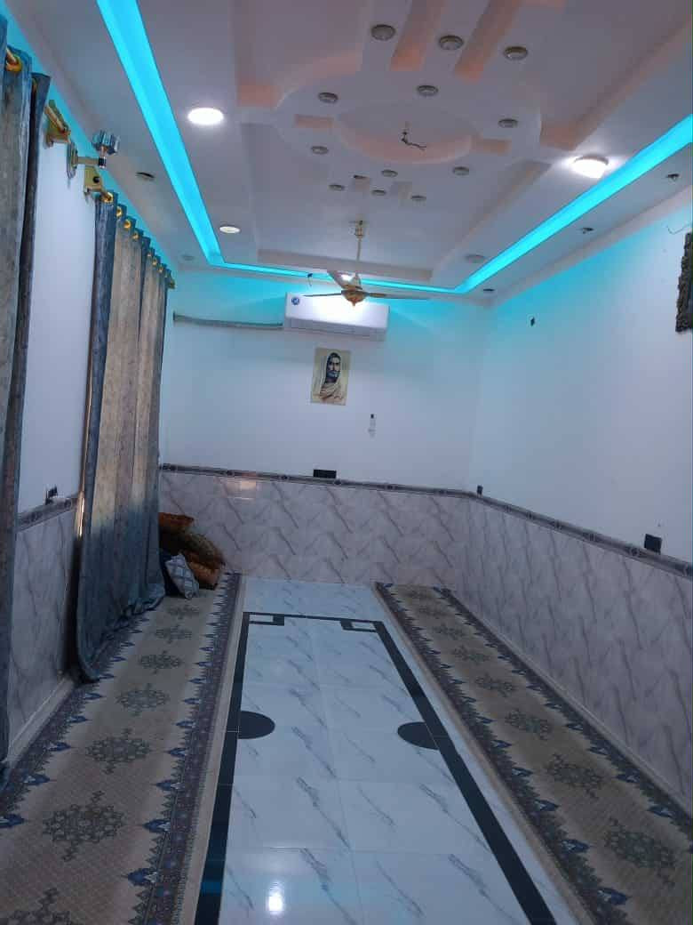 يالله سلام عليكم بيت للبيع  مساحه 550  /4غرف صاله 6*10 ستقبال 8*4 مطبخ 5ونص *4  صحيات داخليه وخارجيه  بناء طابوك كلا صب كونكريت رباط فوك وجوه بيت جاهز علا اخر حبايه كهربائيات تئسيس بوري   شبابيك وبيبان كلا تفصال  بيت جديد مبني للستفسار ***********
