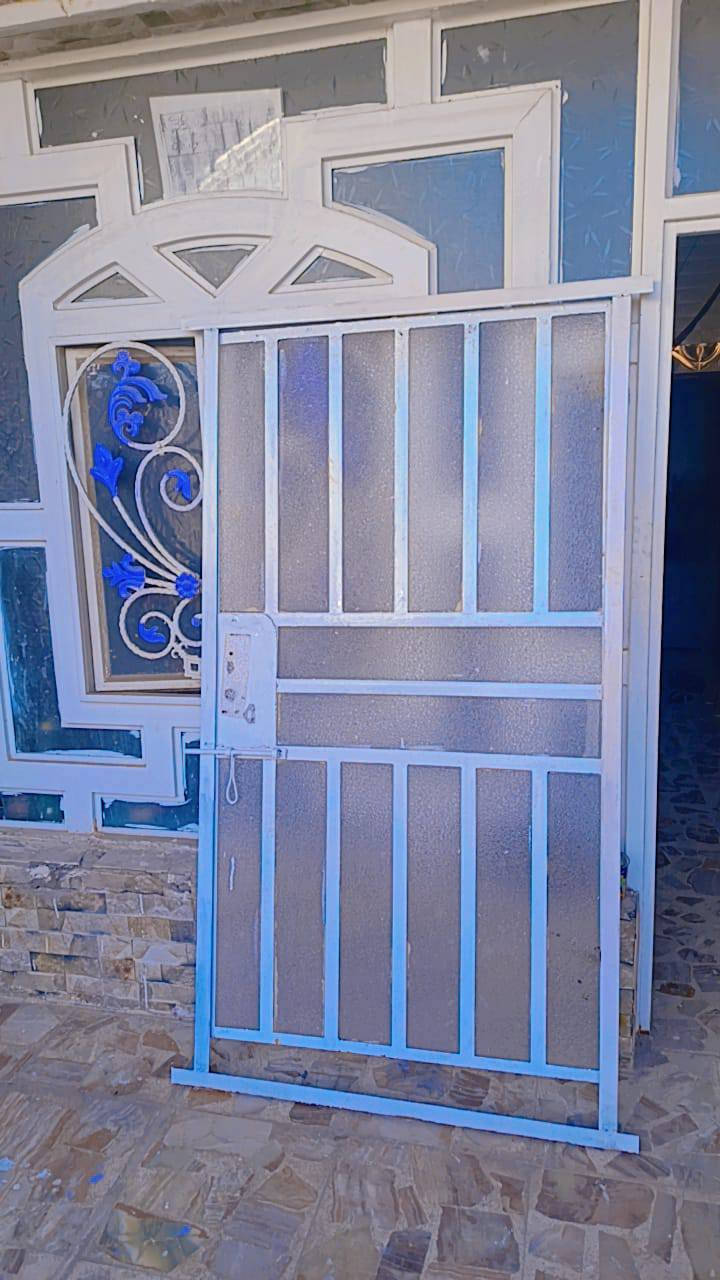 باب حديد مستخدم نضيف  طول 170 و العرض 90
السعر 60 
***********
