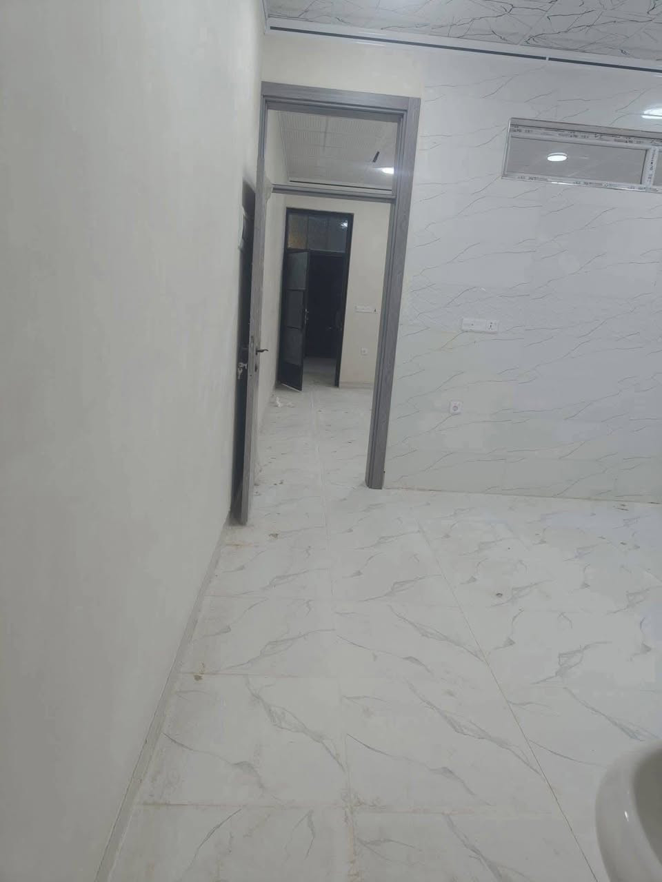 بالتقسيط
دار للبيع محجوز لصالح المصرف العقاري 
مساحته /100م واجه5م 
طابق ونصف درج خارجي 
يحتوي على غرفتين نوم واستقبال ومطبخ وصحيات 
نظام دكت 
الموقع /مقاطعة 55
مقدمه/30مليون 
مطلوب للمصرف /100مليون يدفع على شكل اقساط شهرية بواقع 438الف شهريه 
للاستفسار/***********
