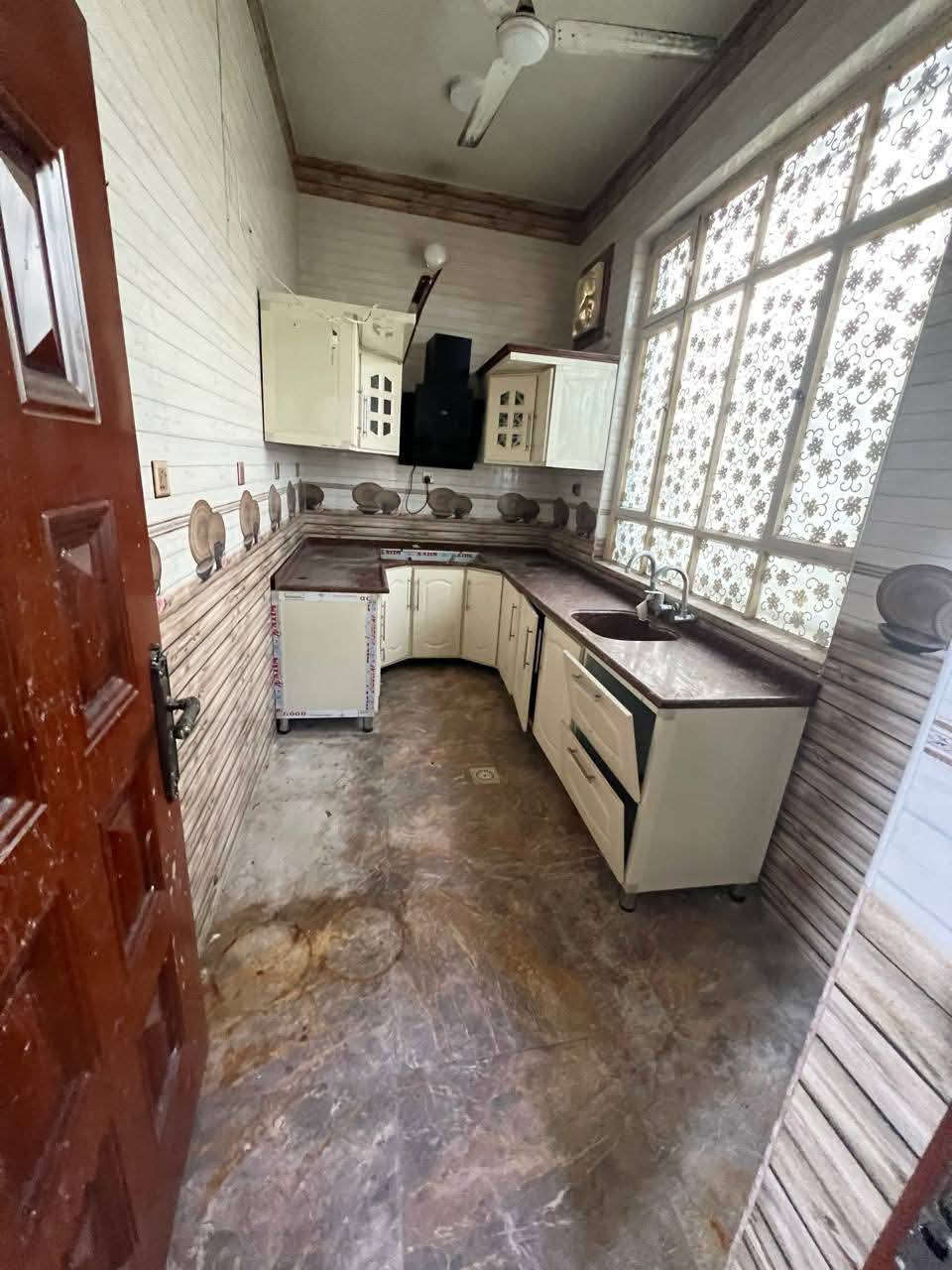 السلام عليكم**

للإيجار (مشتمل) طابقين في منطقة الطويسة** موقع مميز يحتوي على (غرفة وصالة ومطبخ وصحيات) سعر الإيجار (500) الف للإستفسار.***********
