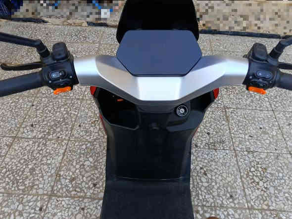 السلام عليكم دراجه شحن للبيع
سويج عدد 2
بصمه عدد 2 
6بطاريات 
اشاير يمين ويسار 
دبل اشاره 
لايت عالي وناصي 
نضام R بگ 
دراجه جديده ونظيفه 
بيه فقط بطاريه وحده واكفه يرادله تبديل والباقي كلشي جديد 
سعر 750وبيه مجال
للاستفسار ***********فقط واتساب 
مكان بغداد مدينة الصدر
