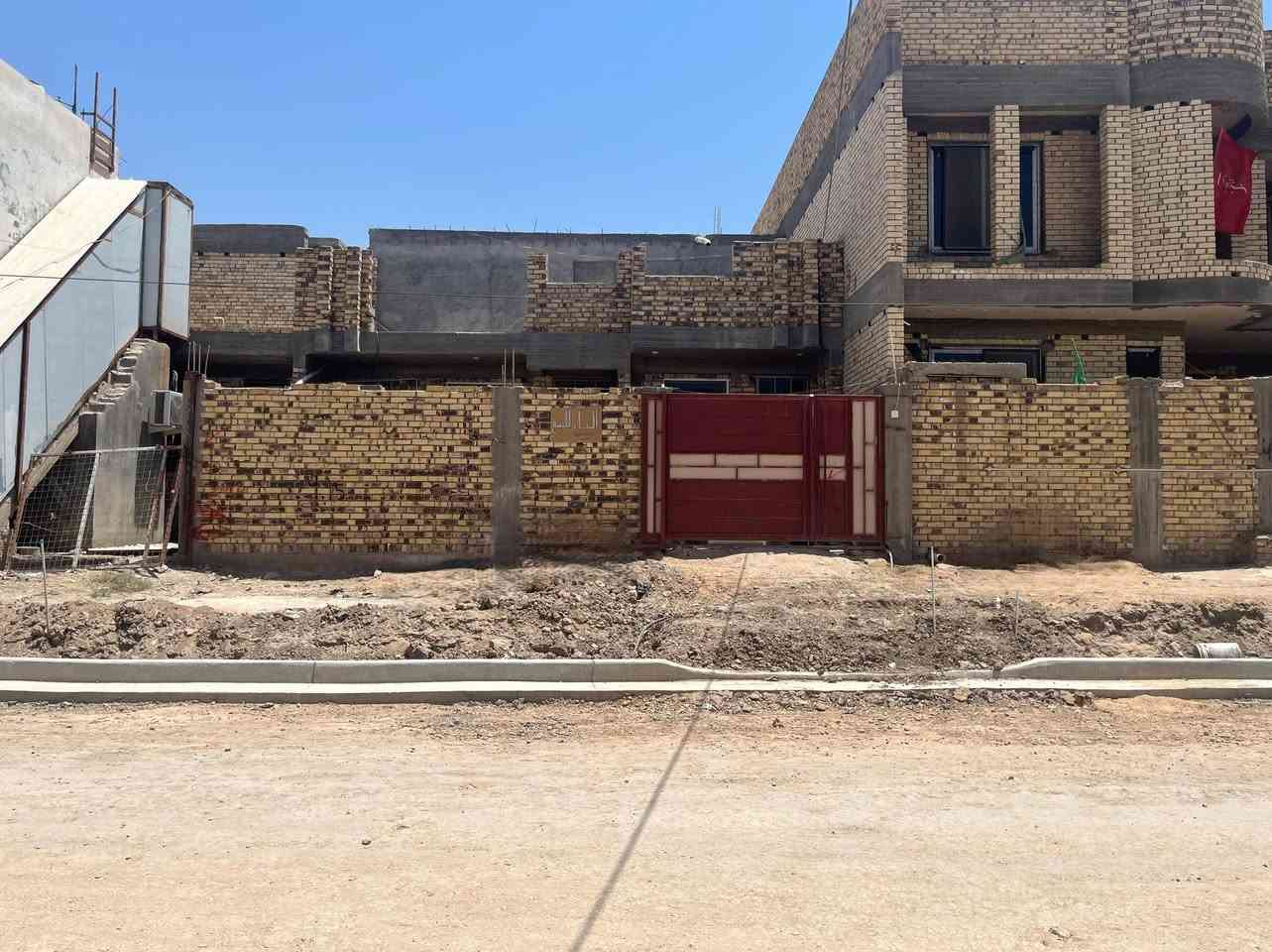 فرصة لا تُعوّض – دار للبيع في موقع مميز بحي الأكرمين 🏡
للبيع دار سكنية مساحة 200م في حي الأكرمين الثانية، بموقع  قريب جدًا من شارع 80 التجاري، أحد أهم الشوارع الحيوية في المنطقة.
✅ شارع بعرض 20 متر تجاري
✅ متوفر جميع الخدمات ( جاري العمل بالتبليط والارصفة حالياً) 
✅ موقع هادئ وقريب من الأسواق والمدارس والخدمات
✅ مناسب للسكن العائلي أو للاستثمار المستقبلي، مع قيمة عقارية مرشحة للارتفاع.
إذا كنت تبحث عن موقع يجمع بين الراحة وسهولة الوصول وقربه من المنطقة التجارية، فهذه فرصة تستحق الاهتمام.
📞 للاستفسار أو تحديد موعد للمعاينة، يرجى التواصل على الرقم: (***********).
