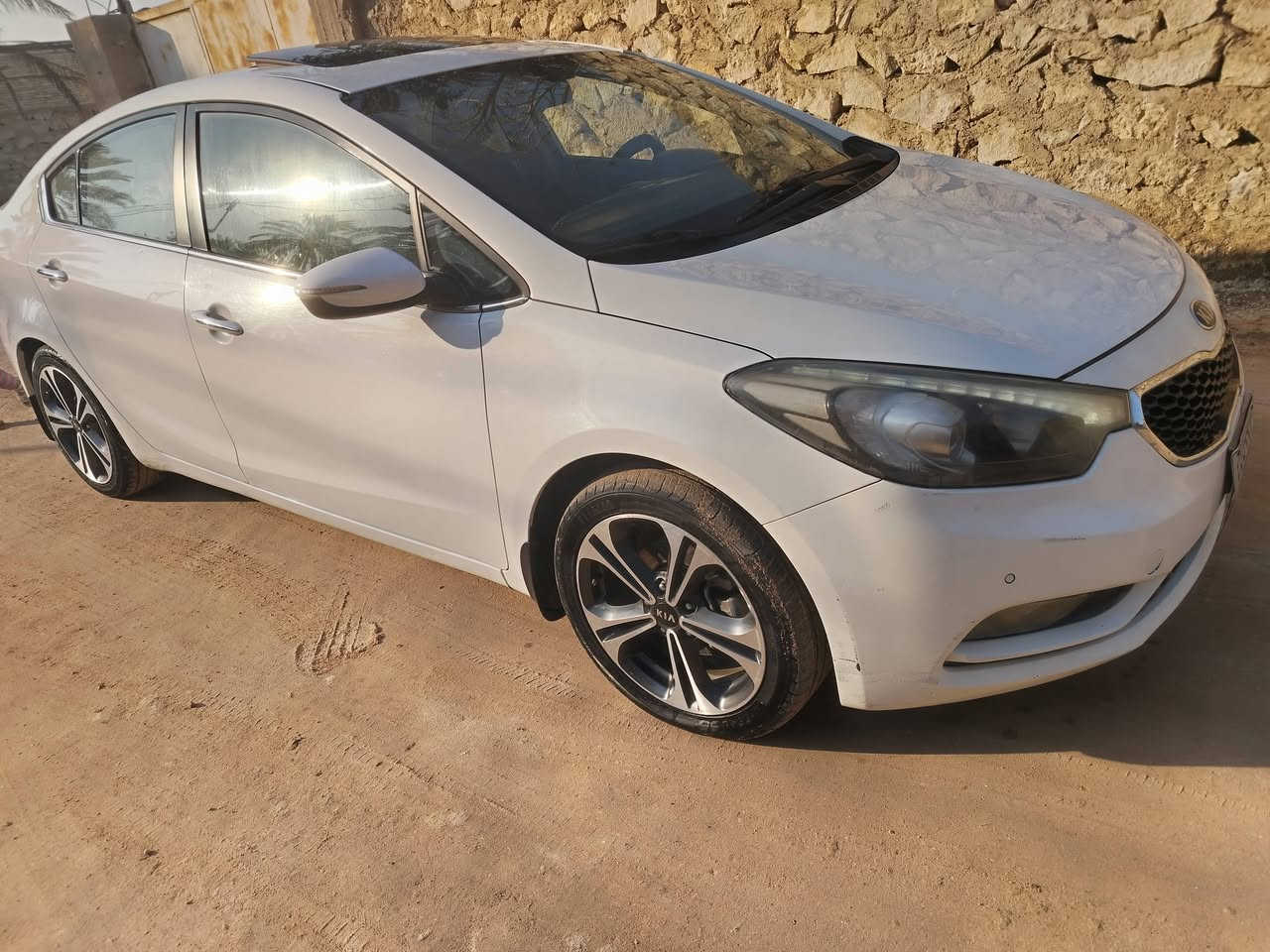 السلام عليكم
كياسيراتو 2014فول عده البصمه
فتحه مري شفط تحكم جهتين شفتات  شاشه كامره حاكيه لدامامي وخلفي حساس اربع جهات محرك 1600كيرومحرك كارتون السياره خيرمن الله
 بيهه باردشي قليل مأشرعلي فقط  

مكانهه النجف الاشرف 
السعر 127$وبيها مجال
 
للستفسار  ***********
