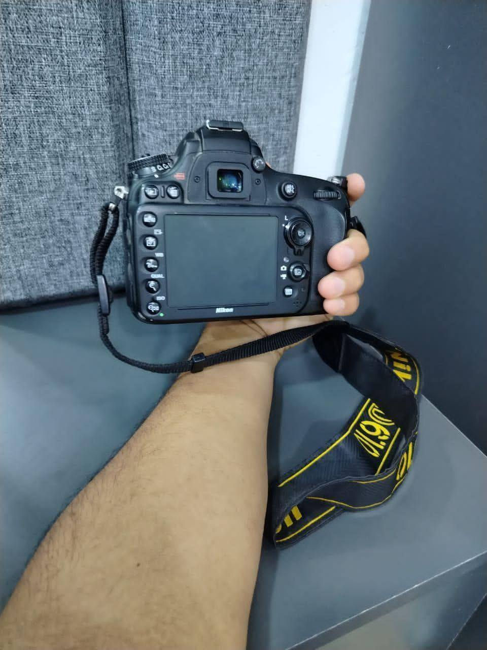 كاميرا نيكون طراز D610.
هي كاميرا رقمية ذات عدسة أحادية عاكسة (DSLR) بإطار كامل (FX-format).
تتميز بمستشعر CMOS بدقة 24.3 ميجابكسل.
تدعم نطاق حساسية ISO واسعًا من 100 إلى 6400 (قابل للتوسيع إلى 50-25600).
تحتوي على نظام تركيز بؤري تلقائي (AF) متقدم مكون من 39 نقطة.
تشتمل على فلاش مدمج وشاشة LCD عالية الدقة مقاس 3.2 بوصة الاستفسار ***********
